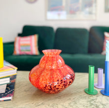 Charger l&#39;image dans la galerie, Vase orange en verre soufflé
