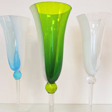 Charger l&#39;image dans la galerie, Flûtes en verre soufflé, set de 4, Italie, années 80
