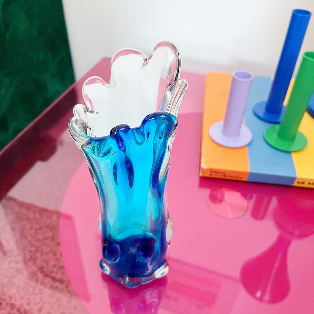 Vase en verre soufflé bleu