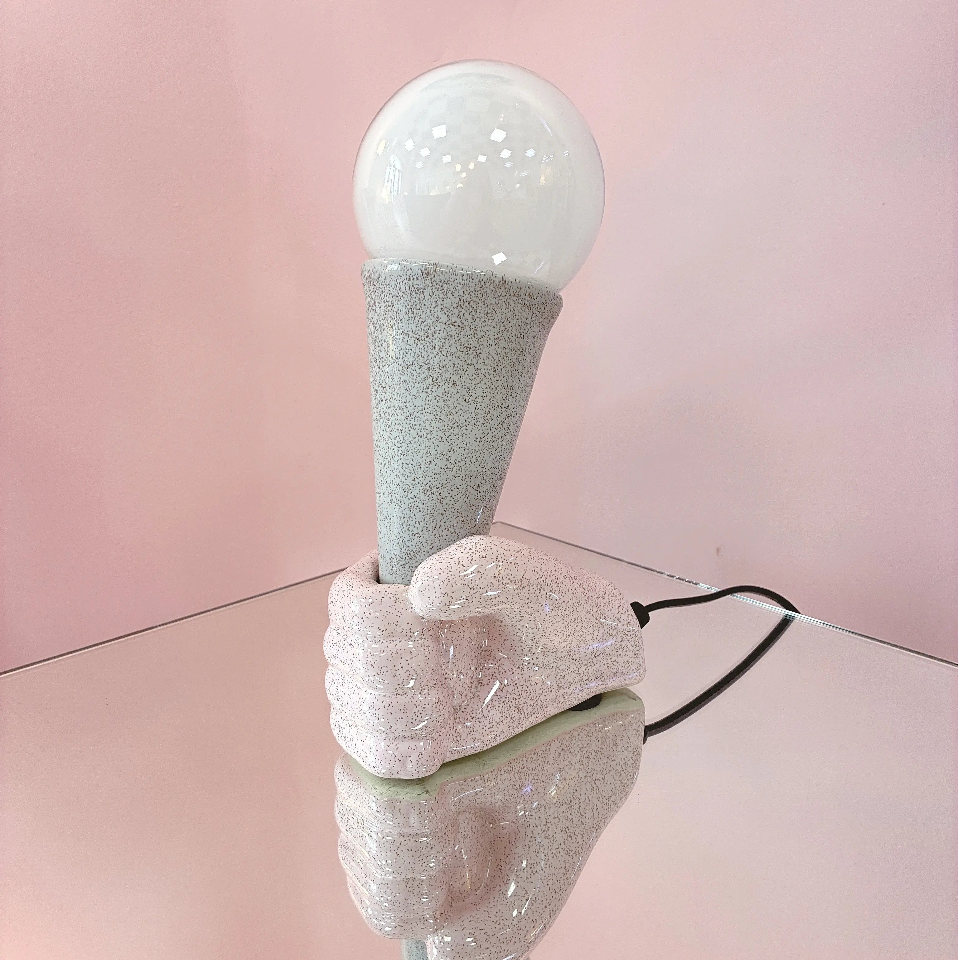 Lampe main et cornet de glace, céramique rose et grise, globe opalin, années 80