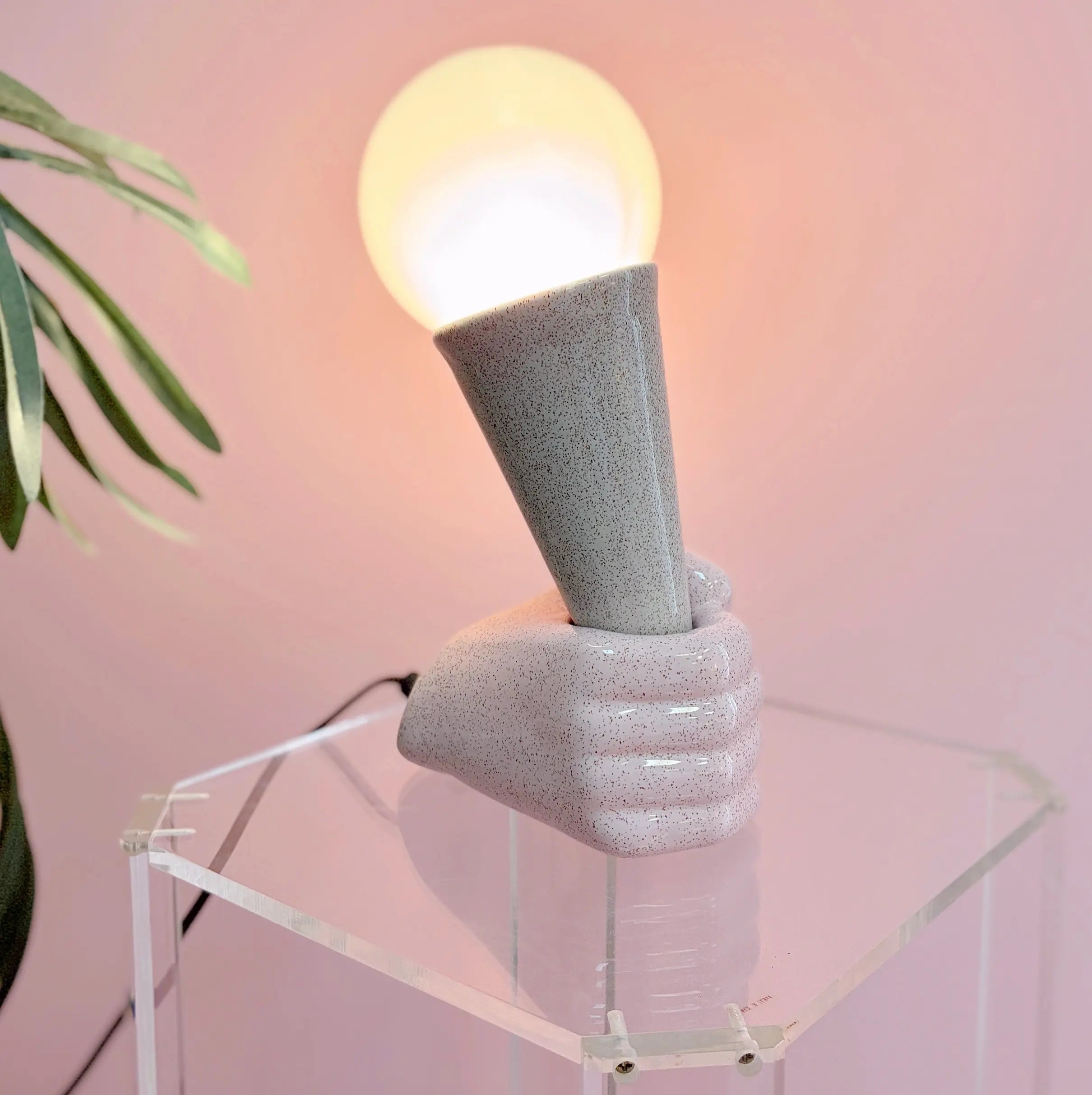 Lampe main et cornet de glace, céramique rose et grise, globe opalin, années 80