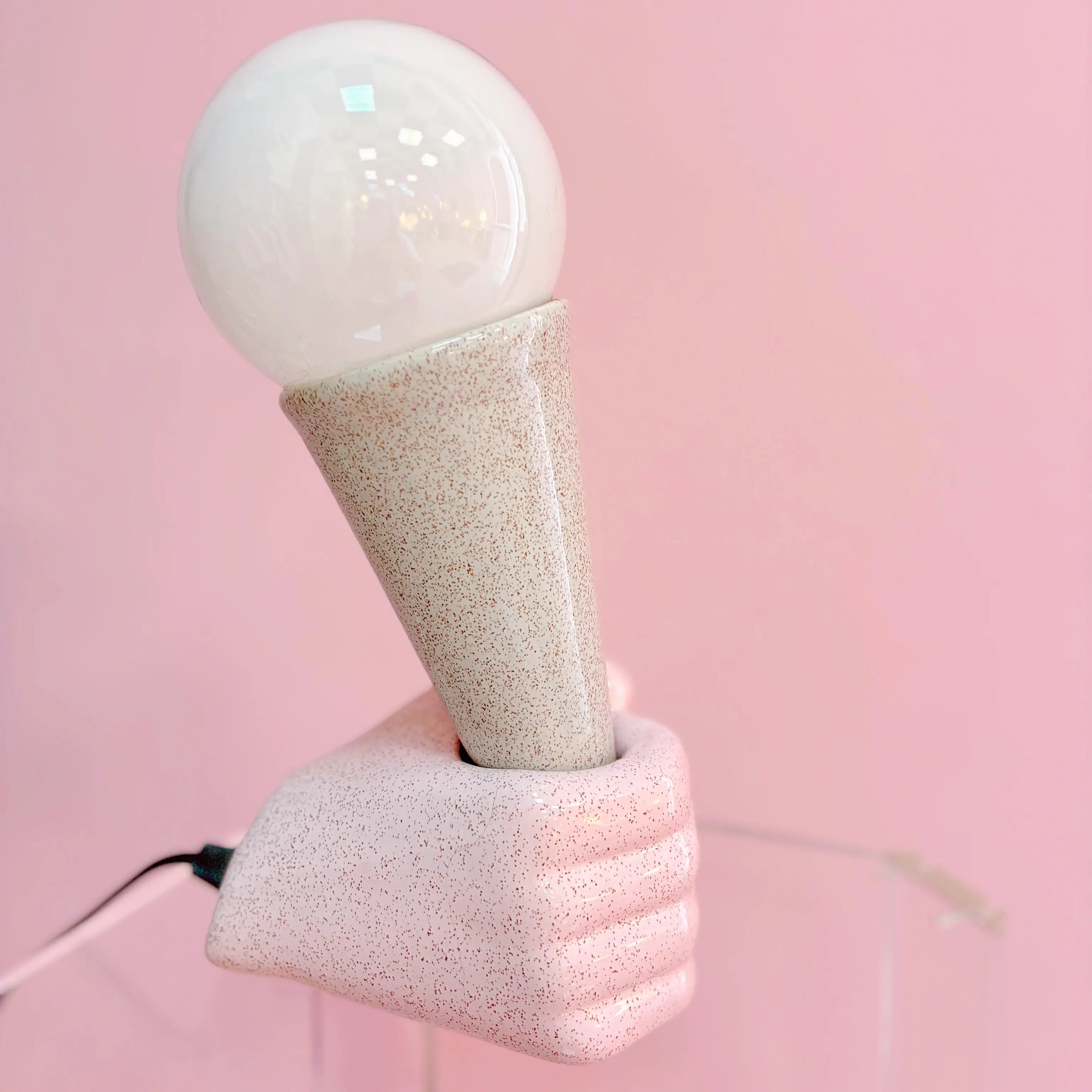 Lampe main et cornet de glace, céramique rose et grise, globe opalin, années 80