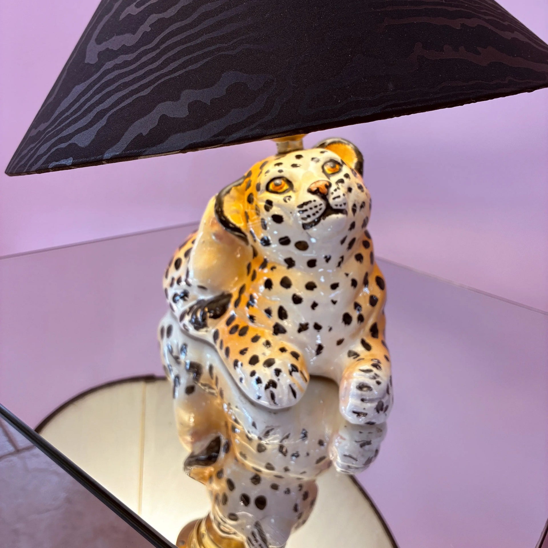 Lampe bébé léopard céramique vintage, années 70, peinte à la main, abat-jour moiré noir   CLUB BARBARA