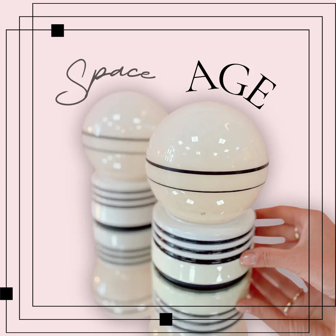 Paire de lampes Space Age italiennes des années 1980, composée de deux lampes vintage assorties avec globes opalins blancs et structure au design futuriste rétro, ambiance élégante et minimaliste inspirée du design italien des années 70-80.
