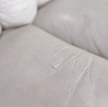 Load image into Gallery viewer, Ensemble canapé et fauteuil coquillage vintage en cuir blanc, années 70
