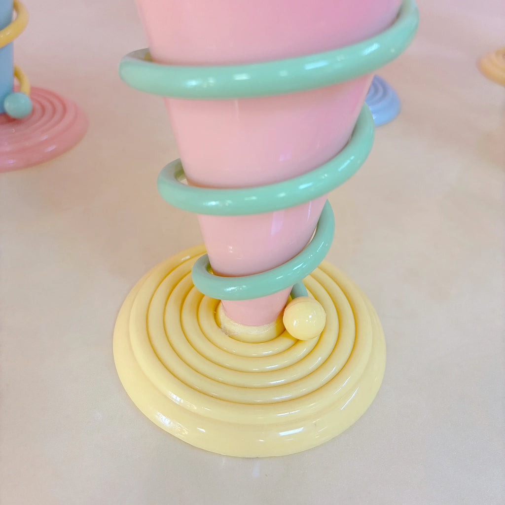 Coupes à glace en plastique pastel avec spirale décorative et mélangeur à bille, production postmoderne années 80