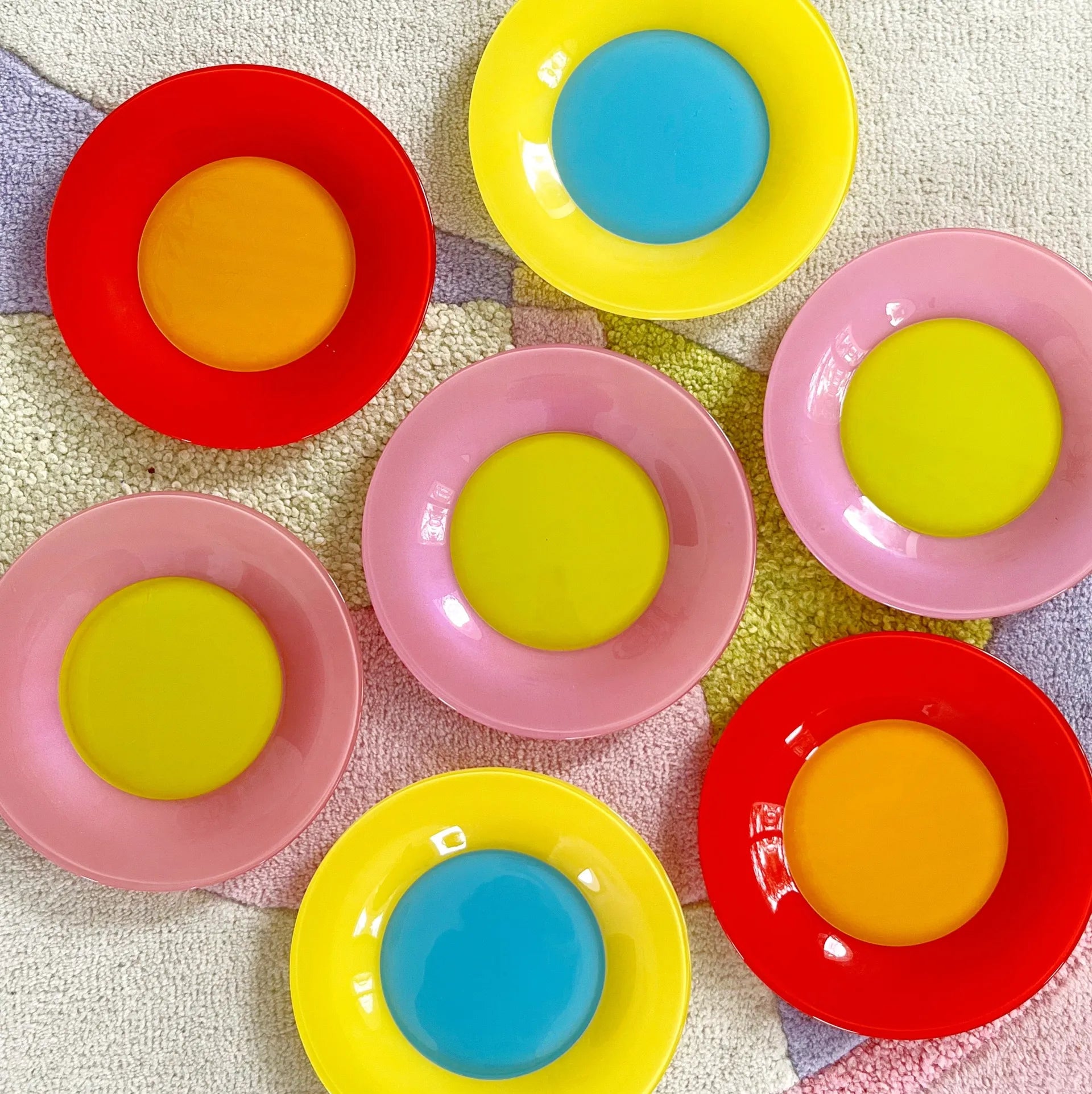 Assiettes à dessert multicolores vintage Arc France - Club Barbara