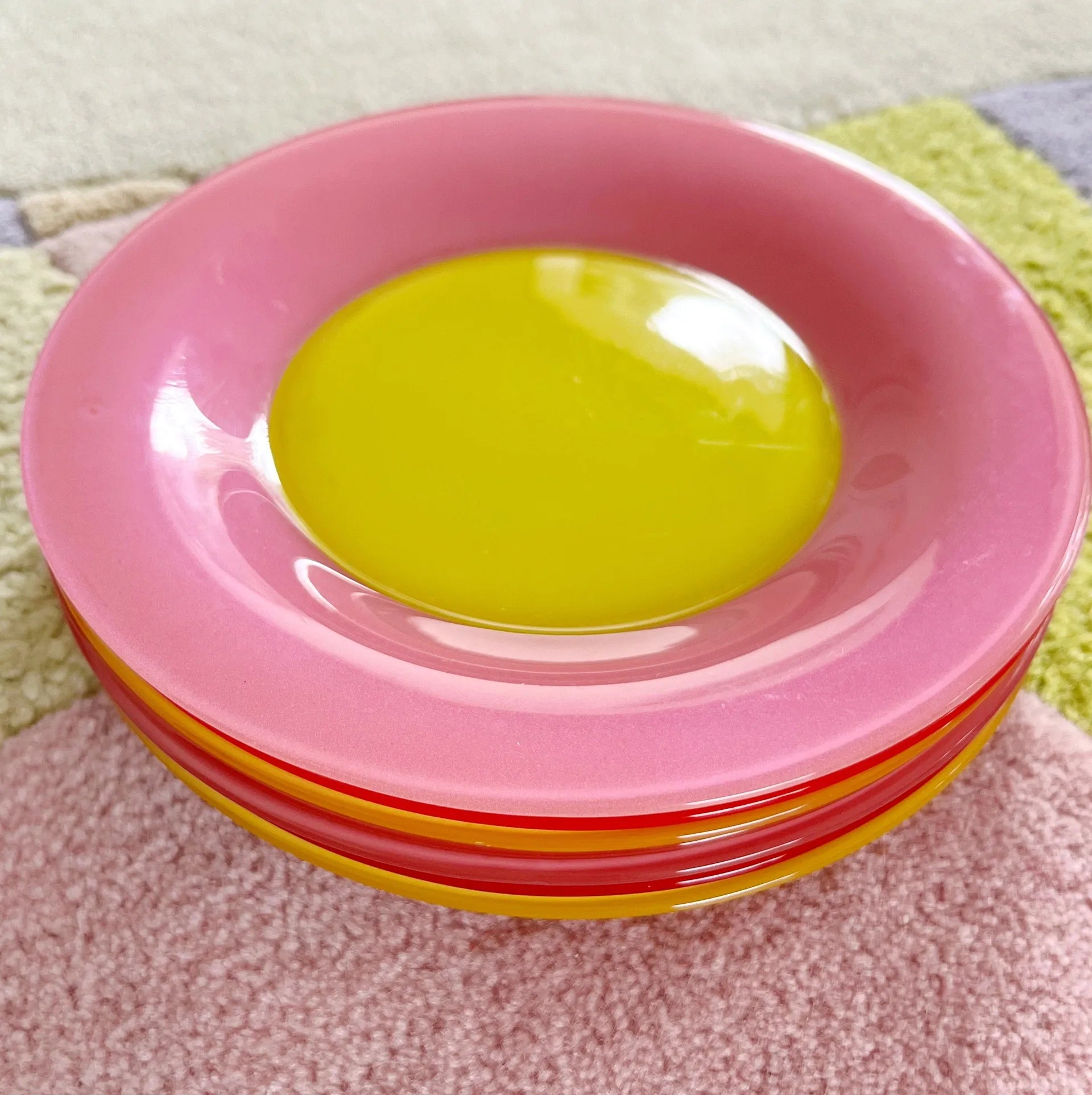 Assiettes à dessert multicolores vintage Arc France - Club Barbara