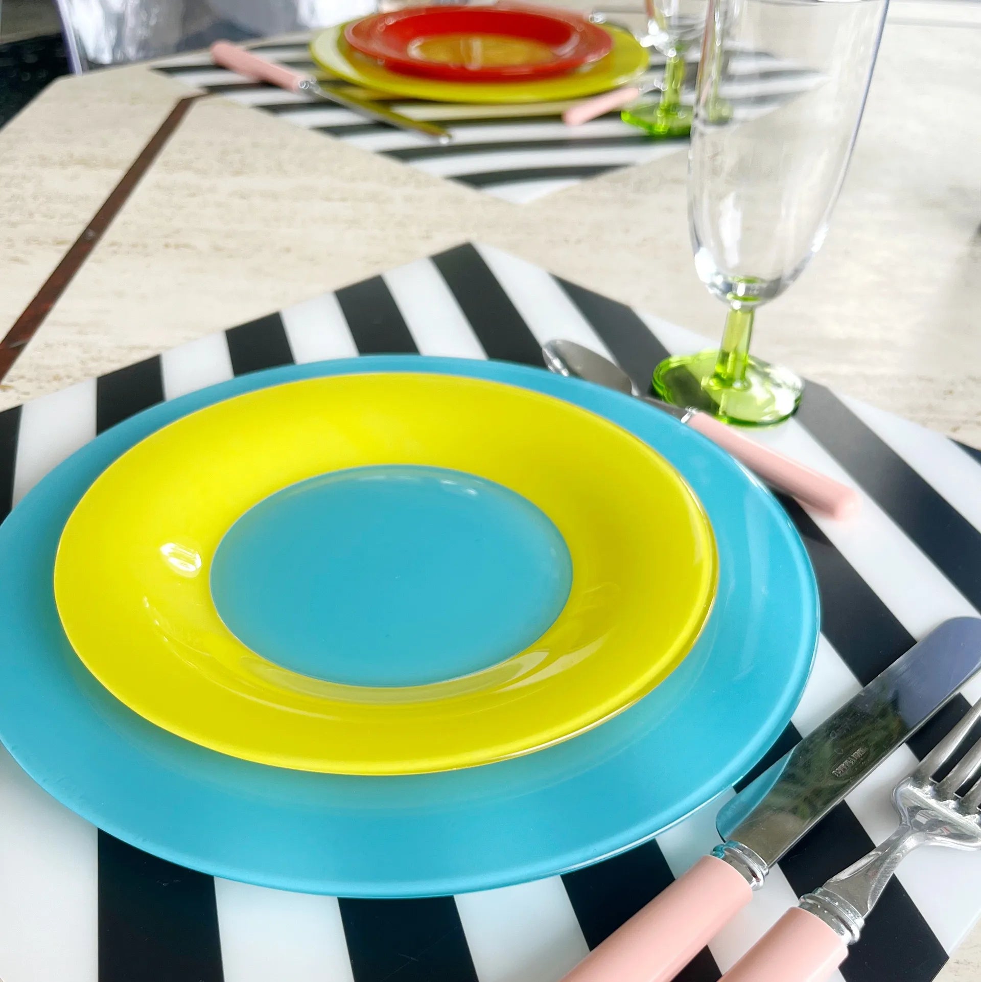 Assiettes à dessert multicolores vintage Arc France - Club Barbara