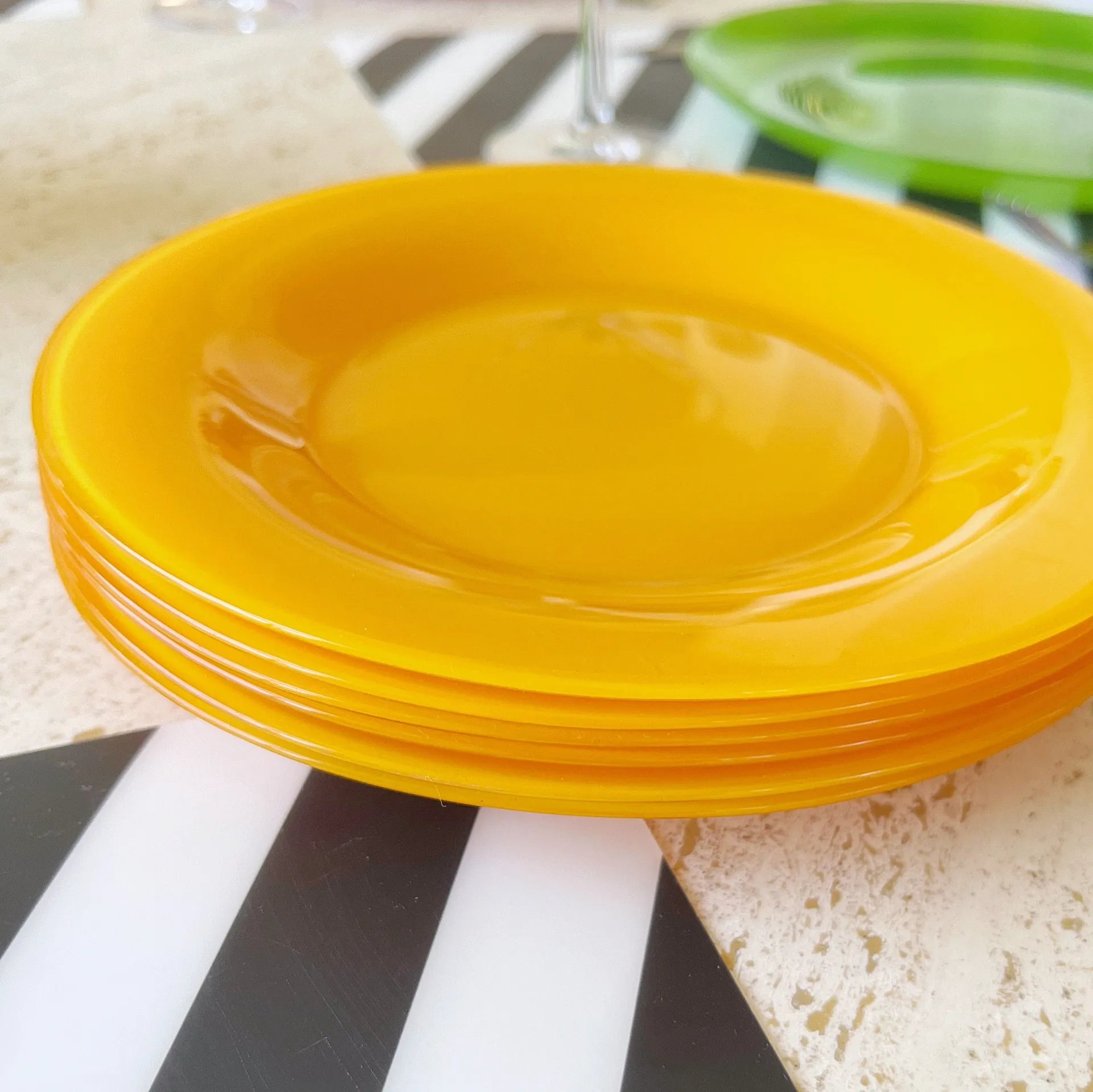Assiettes à dessert vintage jaune made in France - Club Barbara