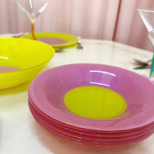 Load image into Gallery viewer, Service d’assiettes, 19 pièces multicolores, Arc France, années 80

