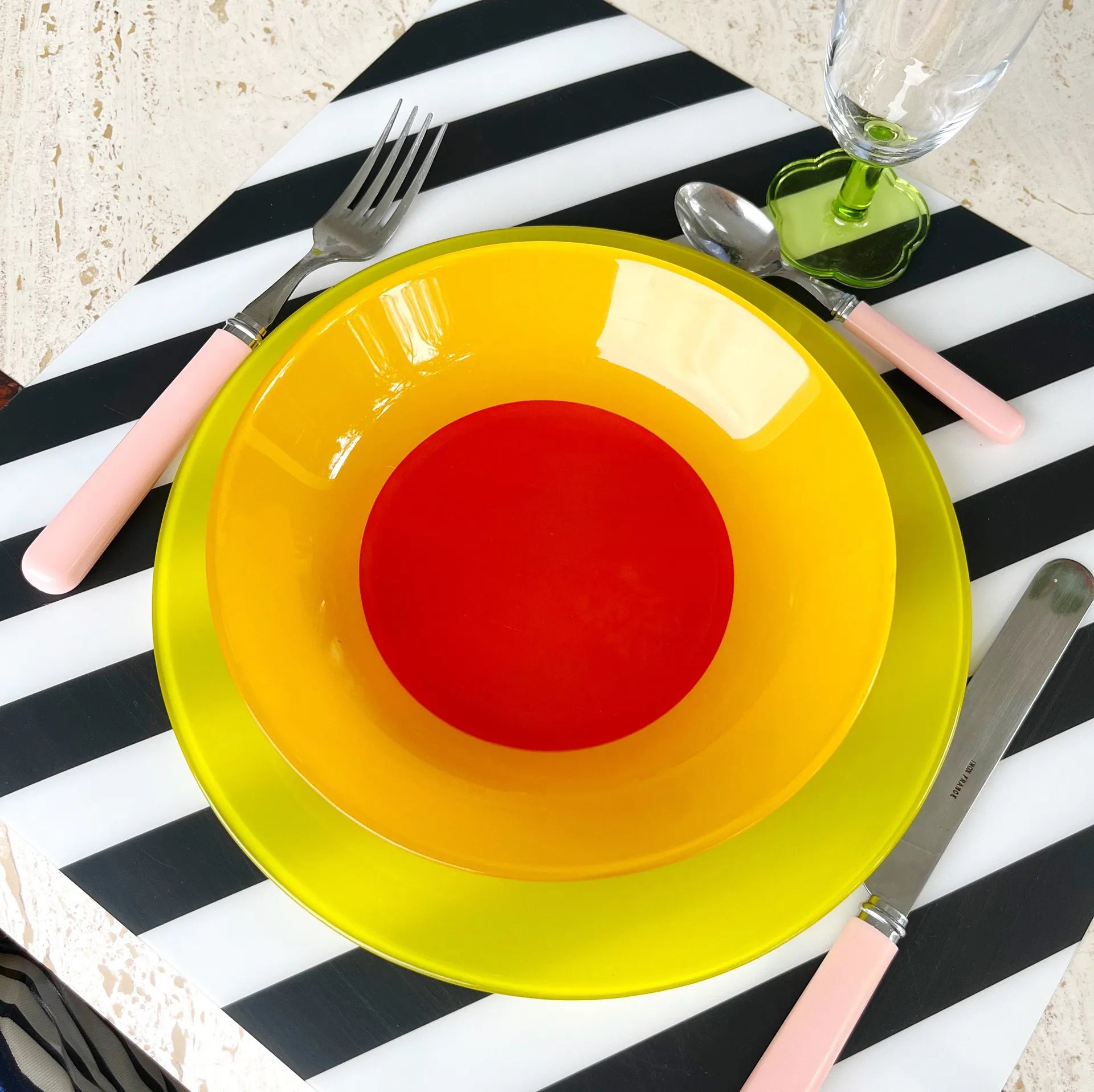 Assiettes creuses multicolores vintage Arc - Club Barbara