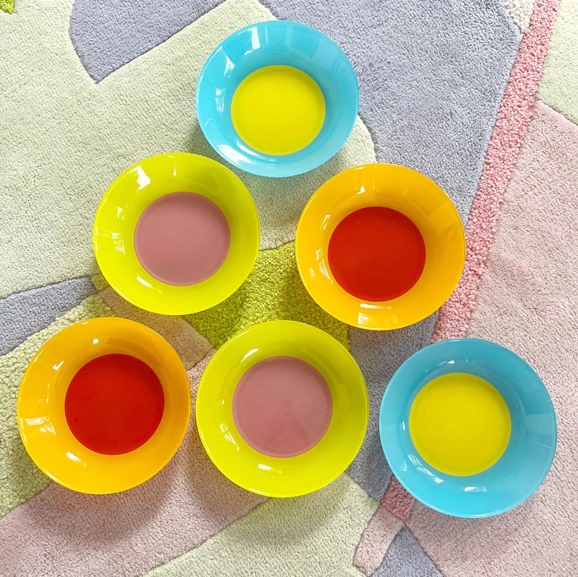Assiettes creuses multicolores vintage Arc - Club Barbara