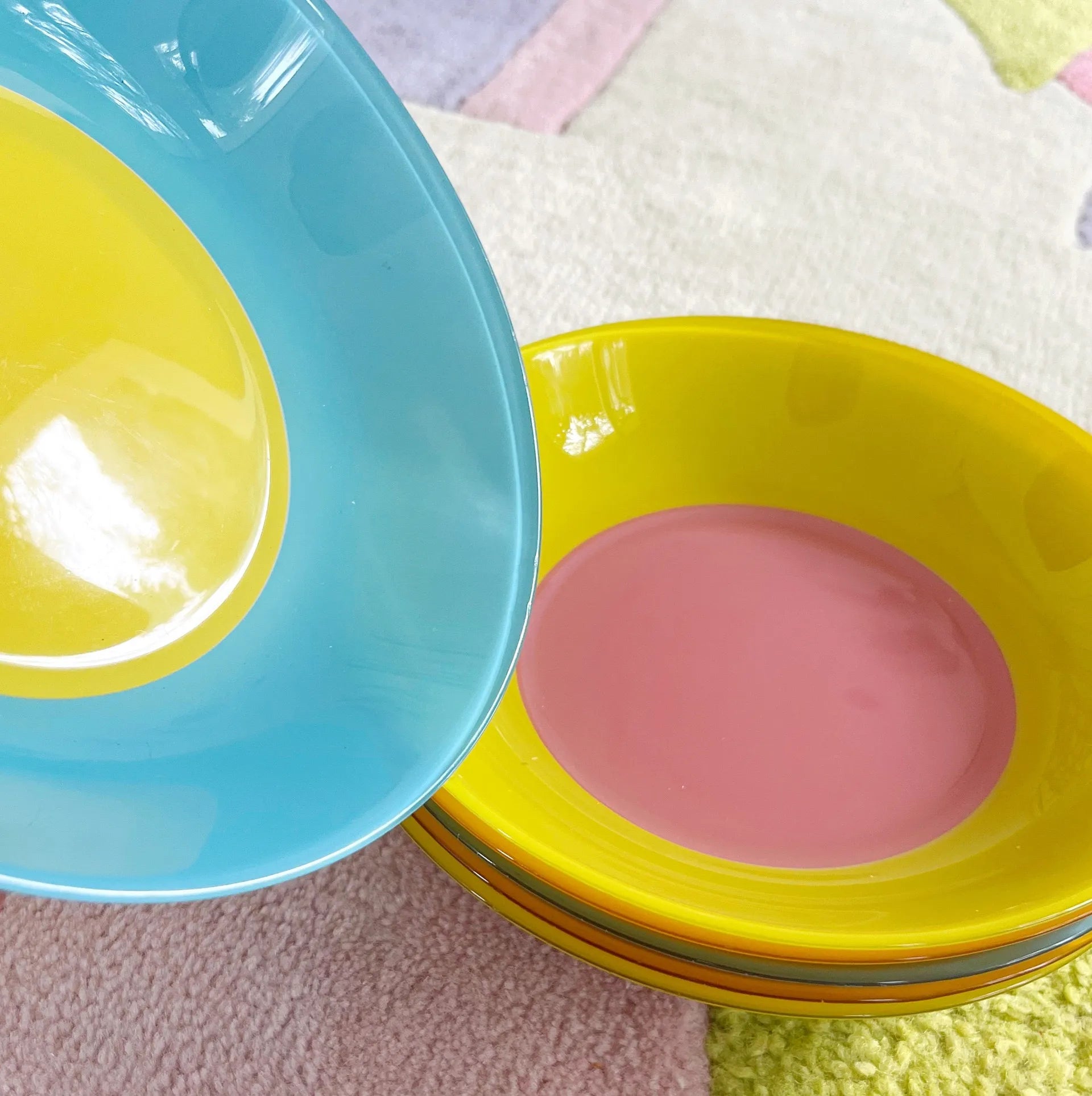 Assiettes creuses multicolores vintage Arc - Club Barbara