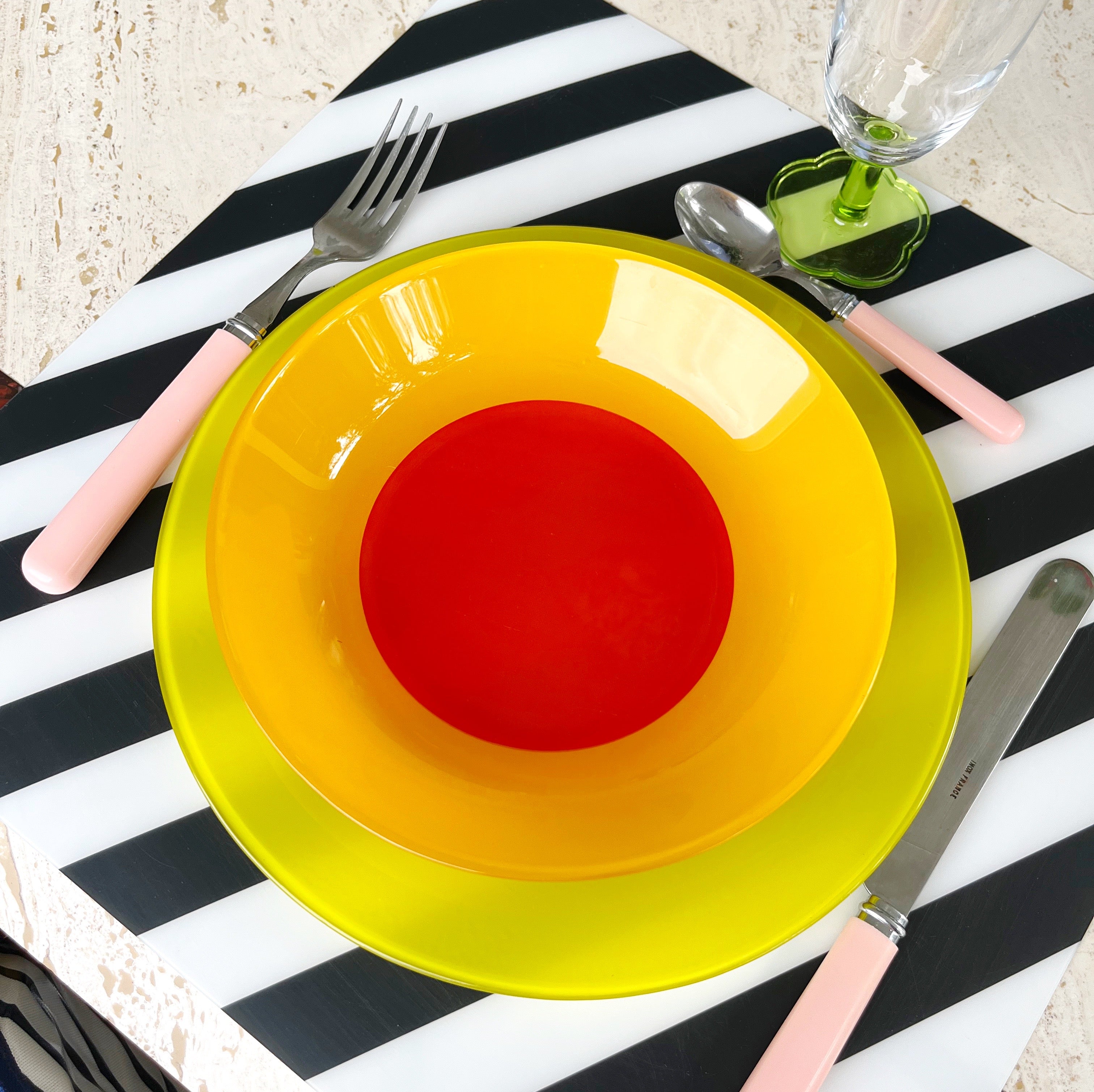 Assiettes creuses multicolores vintage Arc