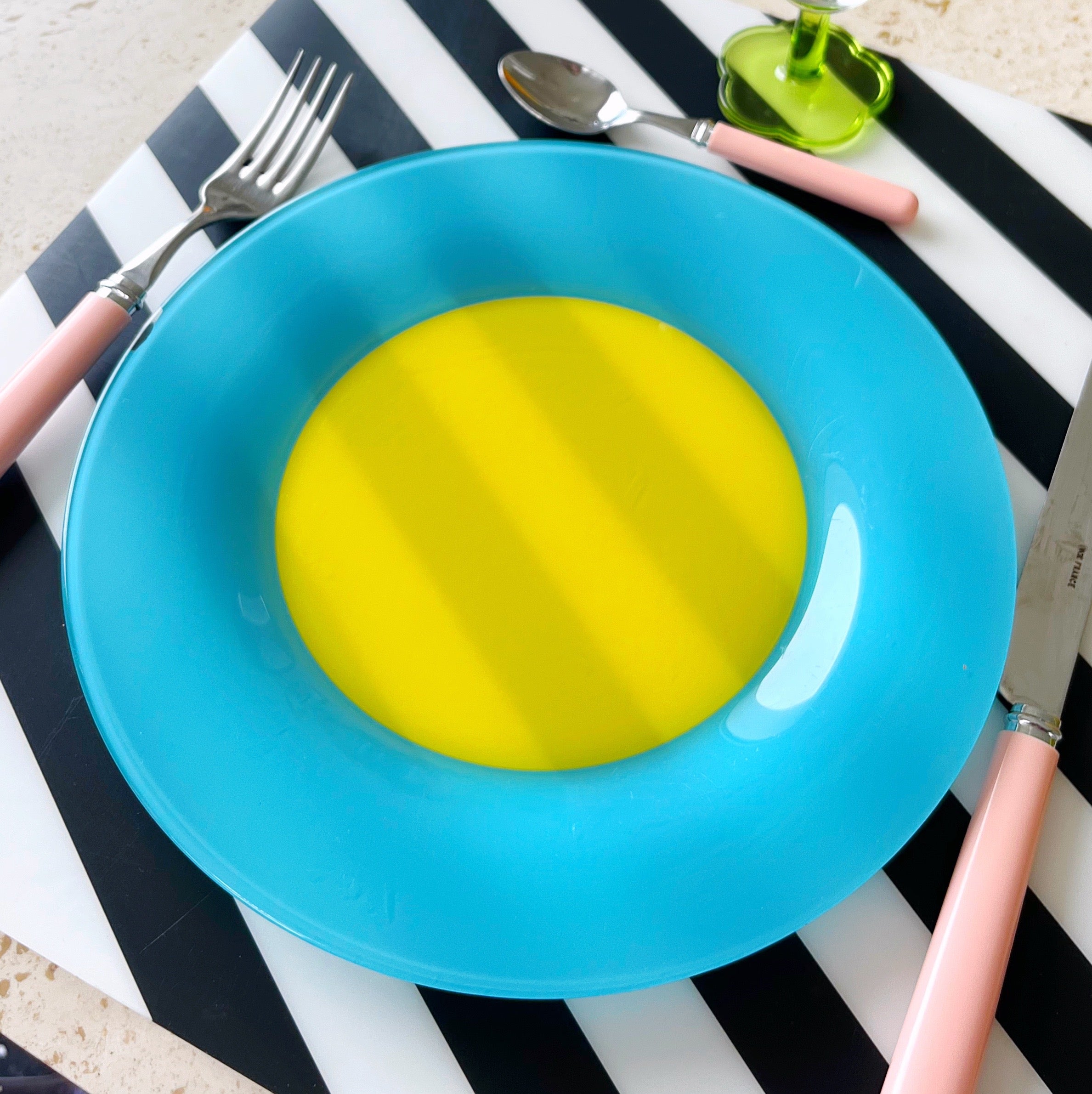 Assiettes multicolores vintage ARC