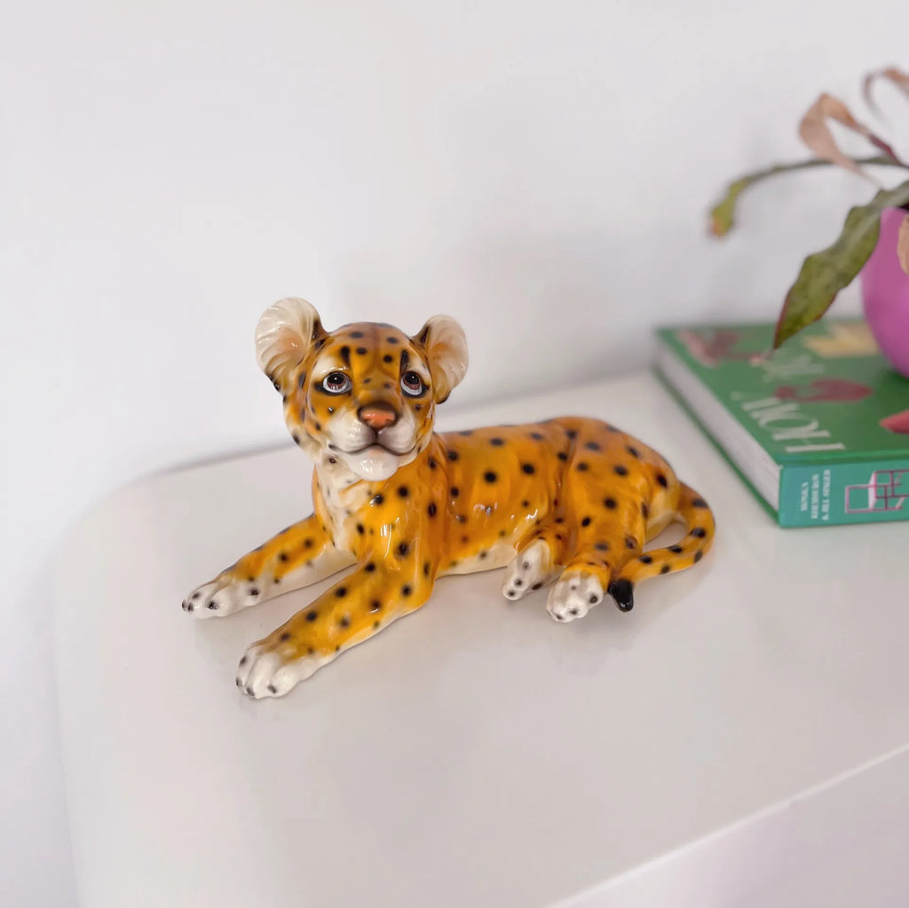 Bébé léopard en porcelaine peint à la main, années 70 - Club Barbara