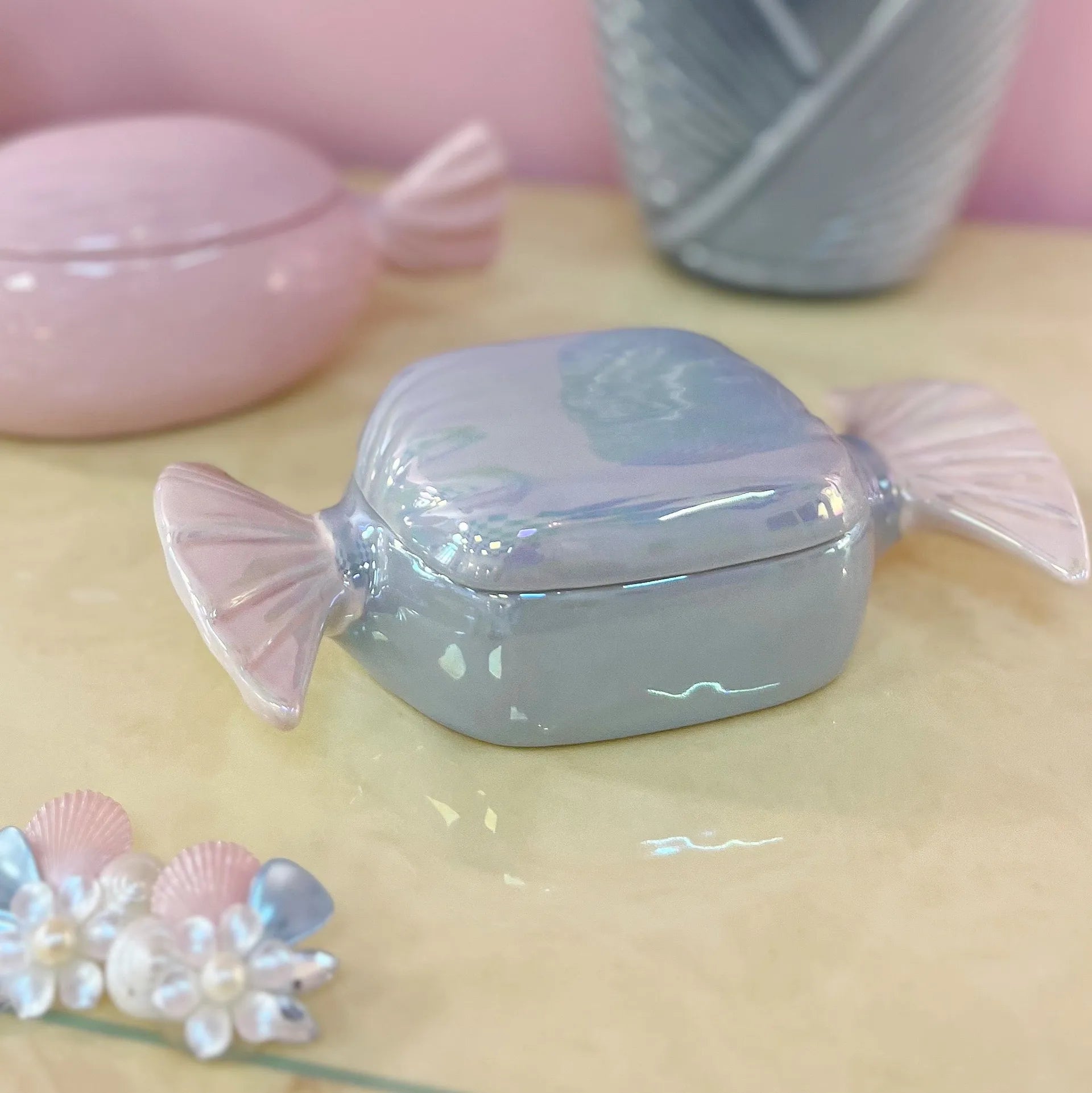 Boîte Bonbon en Porcelaine Iridescente – Italie, 70’s - Club Barbara