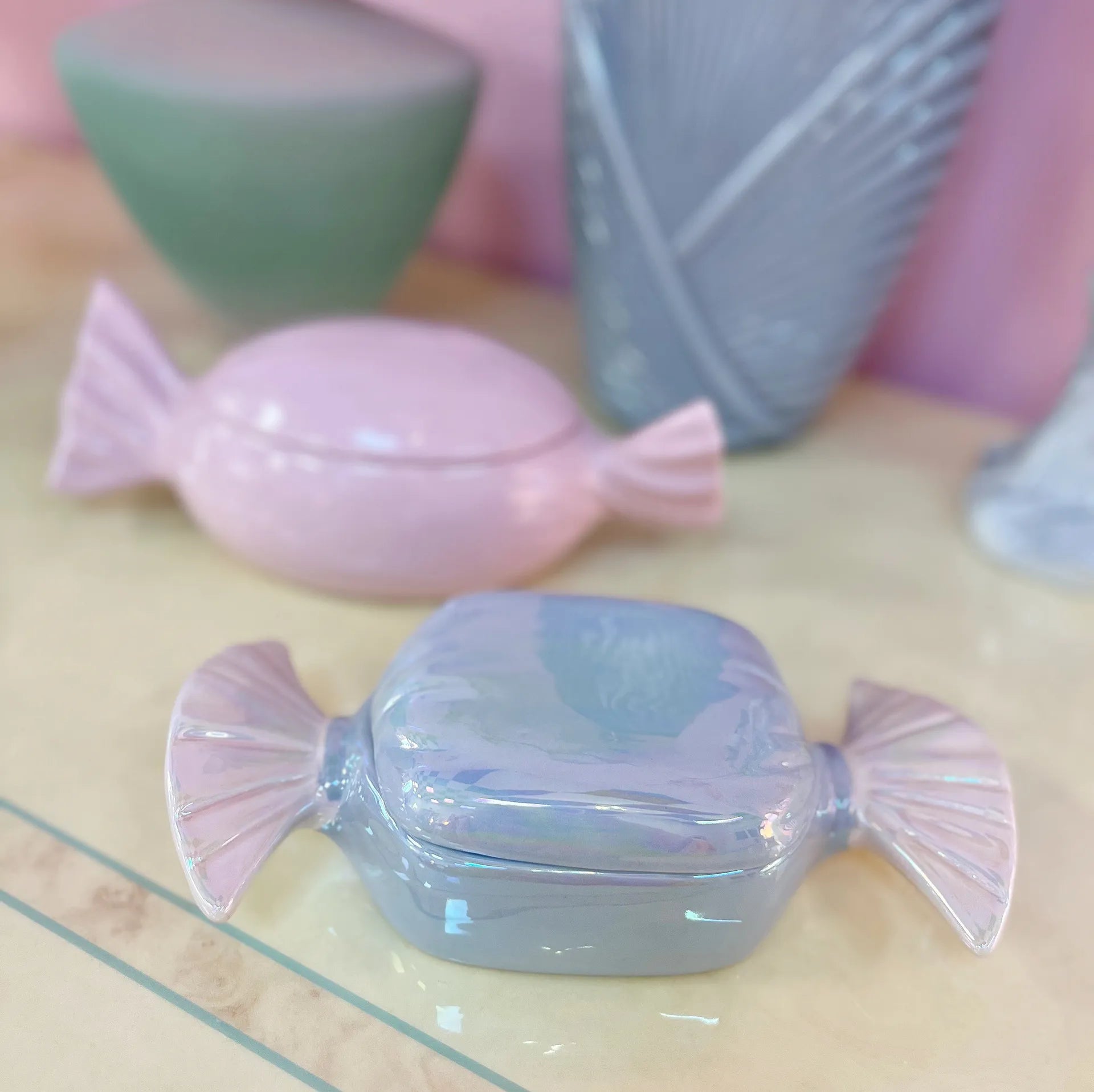 Boîte Bonbon en Porcelaine Iridescente – Italie, 70’s - Club Barbara