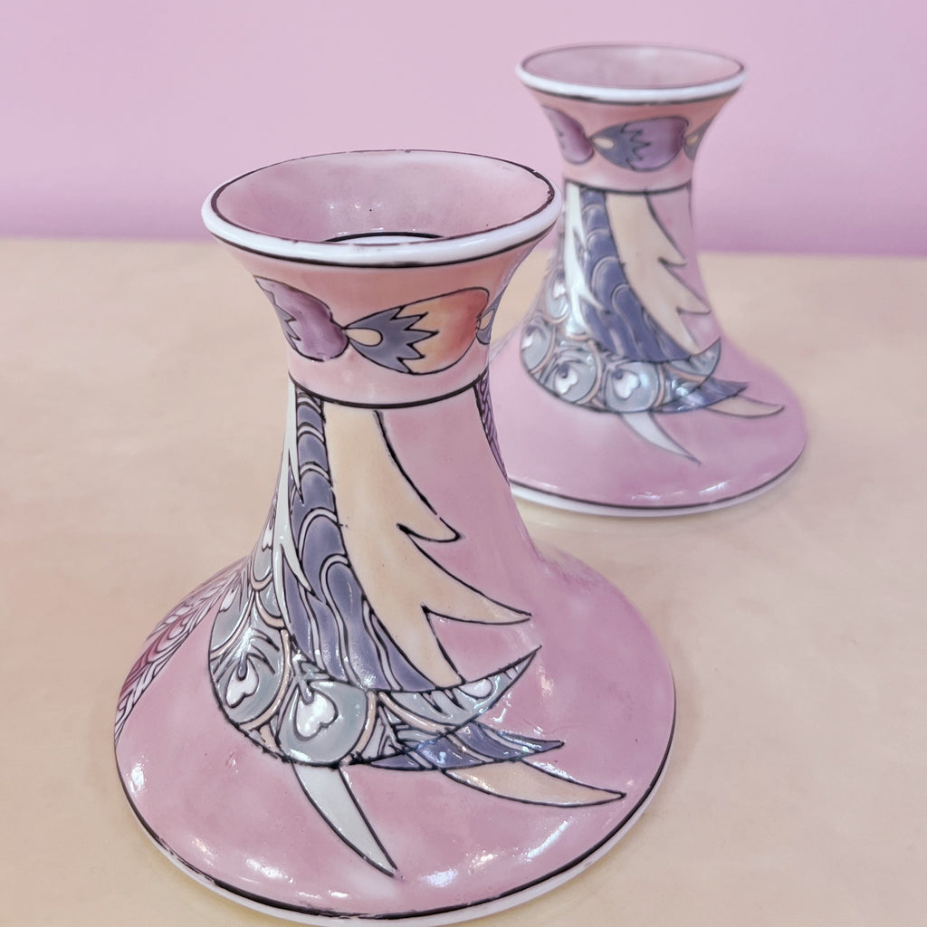 Paire de bougeoirs en porcelaine peinte à la main aux tons pastel – Macao années 80 – Club Barbara
