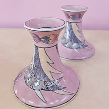 Load image into Gallery viewer, Paire de bougeoirs en porcelaine peinte à la main aux tons pastel – Macao années 80 – Club Barbara
