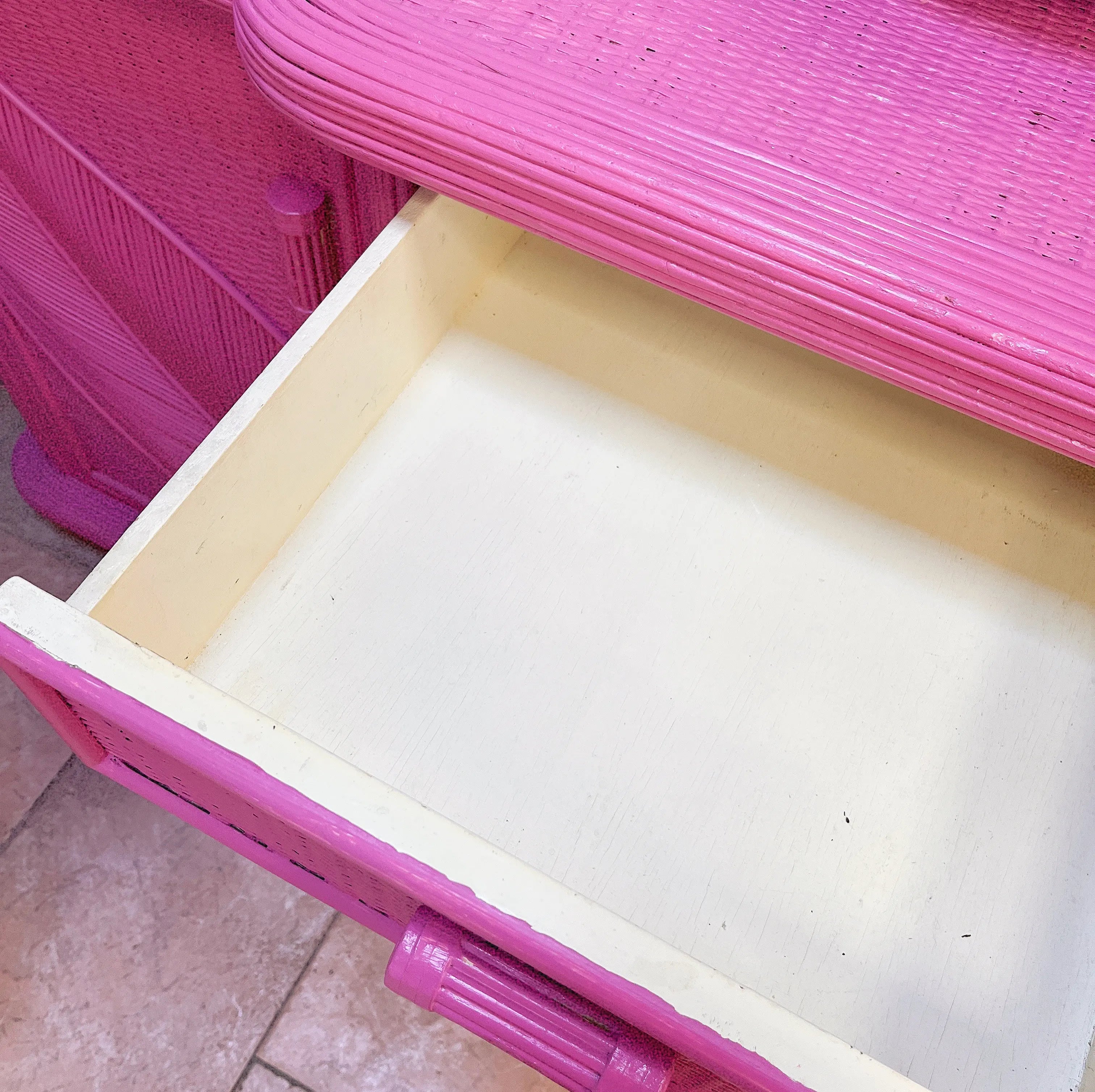 Buffet vintage en rotin rose fuchsia, Club Barbara
