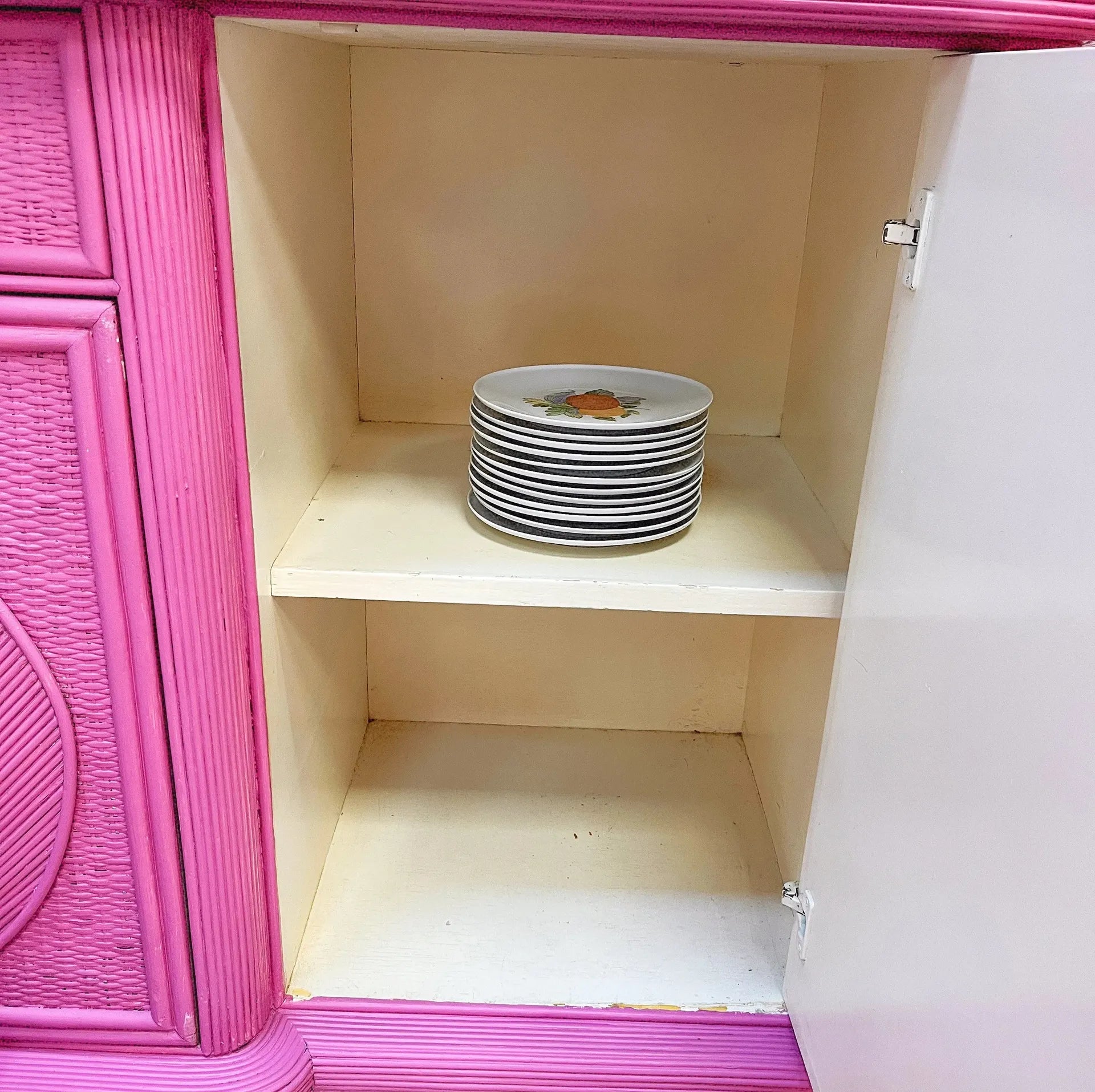 Buffet italien en rotin rose, esprit Vivai del Sud, années 70 - Club Barbara