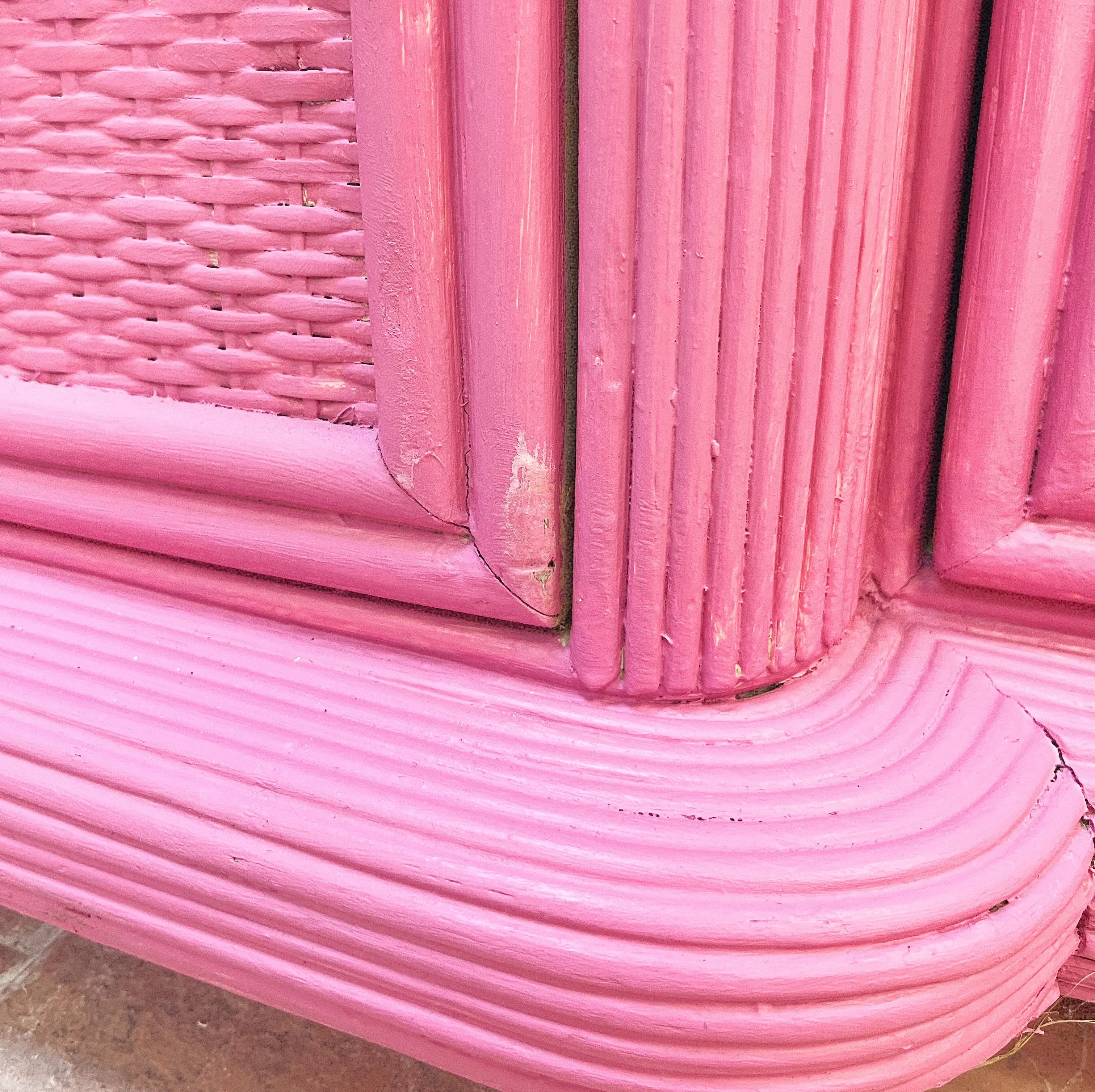 Buffet italien vintage rose avec décor feuillage sur portes, Club Barbara
