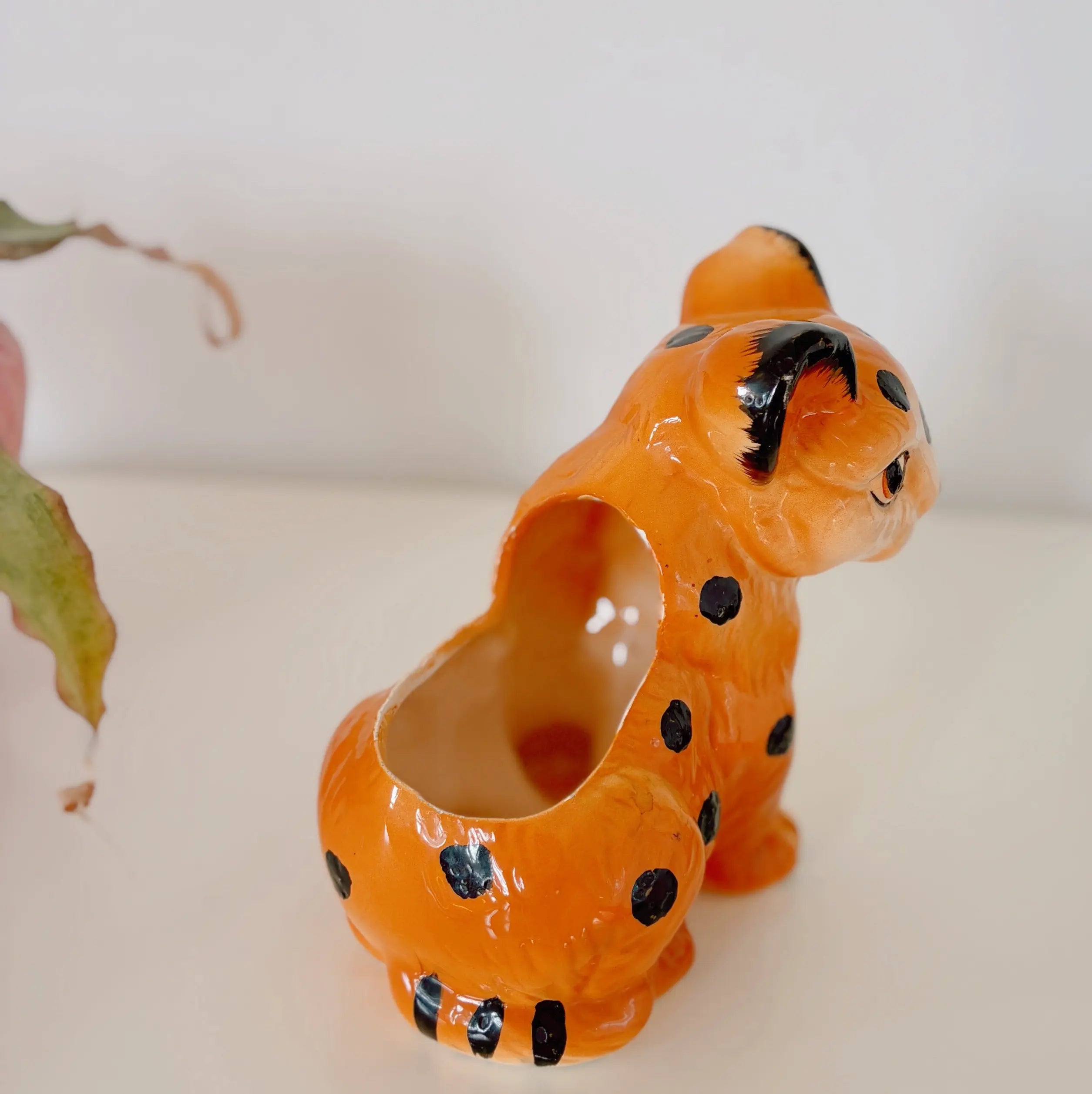 Cache pot léopard céramique vintage, peint à la main, années 70