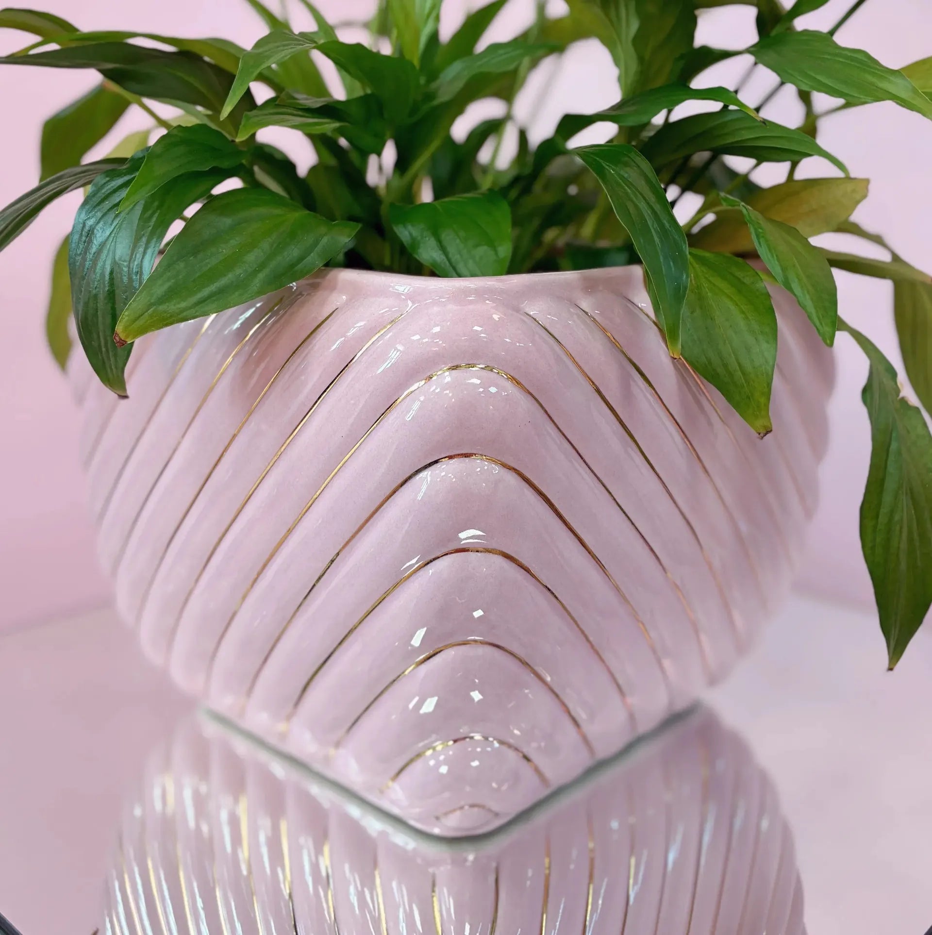 Cache-pot vintage italien, céramique rose, torsade et filets dorés, années 70 - Club Barbara