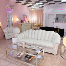 Load image into Gallery viewer, Ensemble canapé et fauteuil coquillage vintage en cuir blanc, années 70
