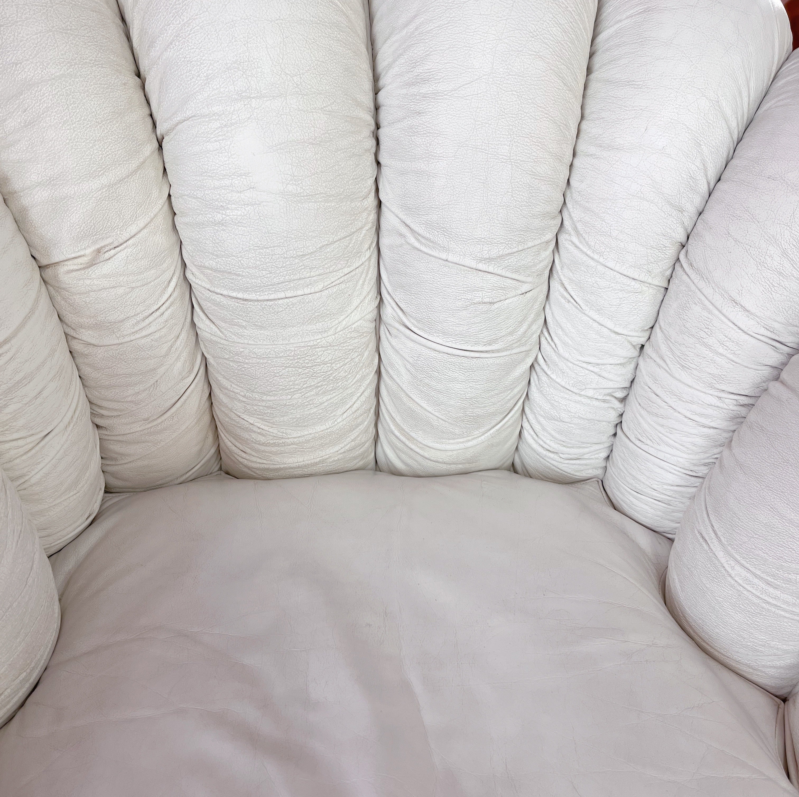 Ensemble canapé et fauteuil coquillage vintage en cuir blanc, années 70