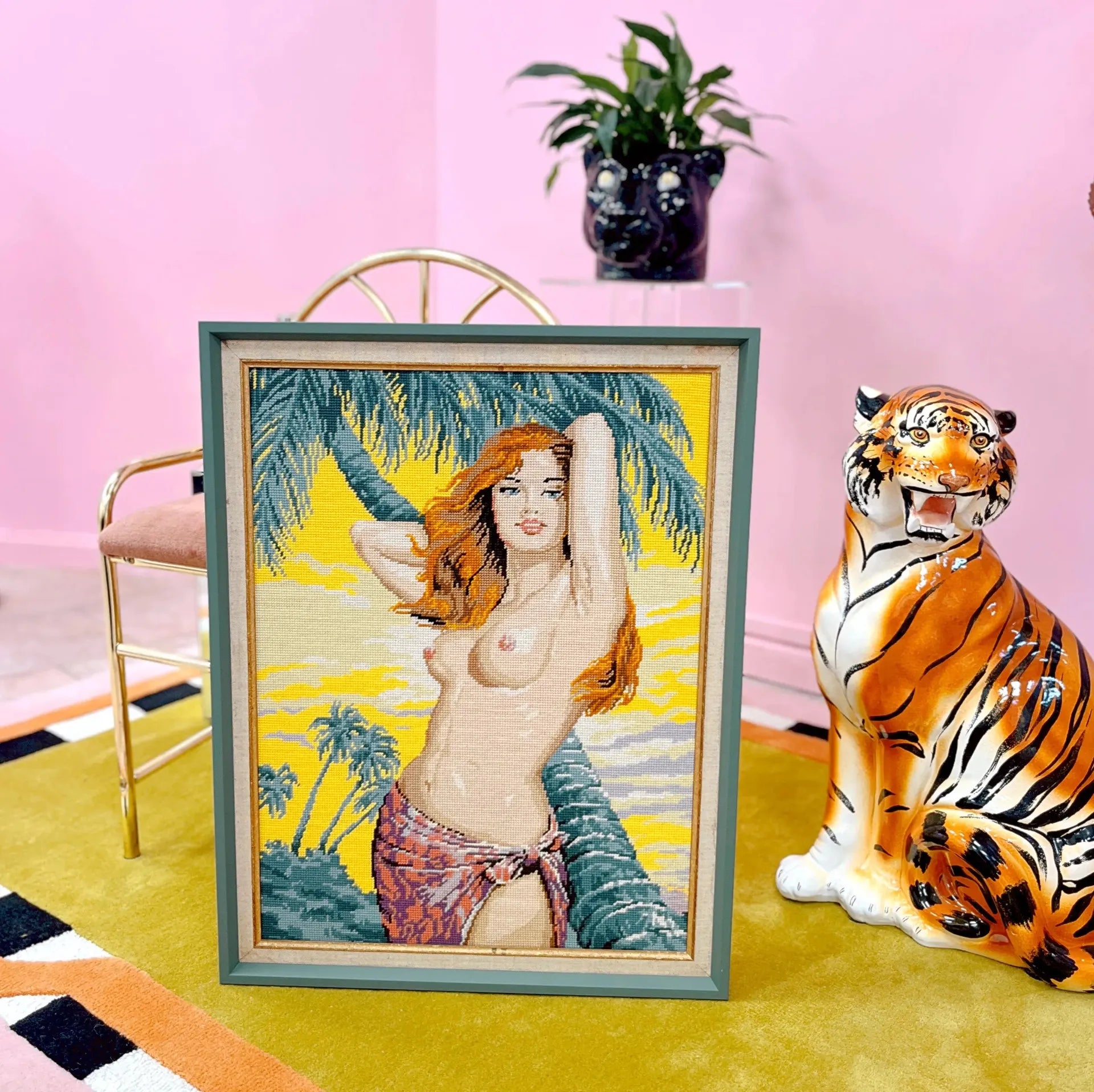 Canevas brodé vintage encadré, nu féminin tropical, pin-up, années 60-70 - Club Barbara