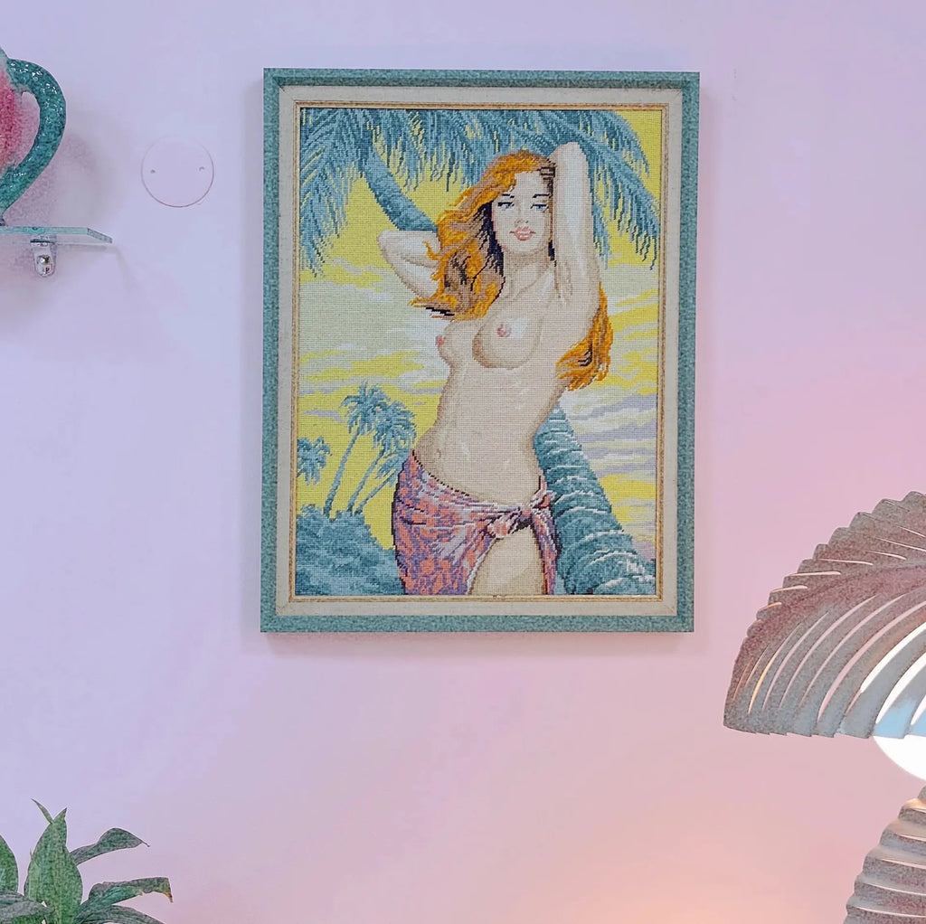Canevas brodé vintage encadré, nu féminin tropical, pin-up, années 60-70 - Club Barbara