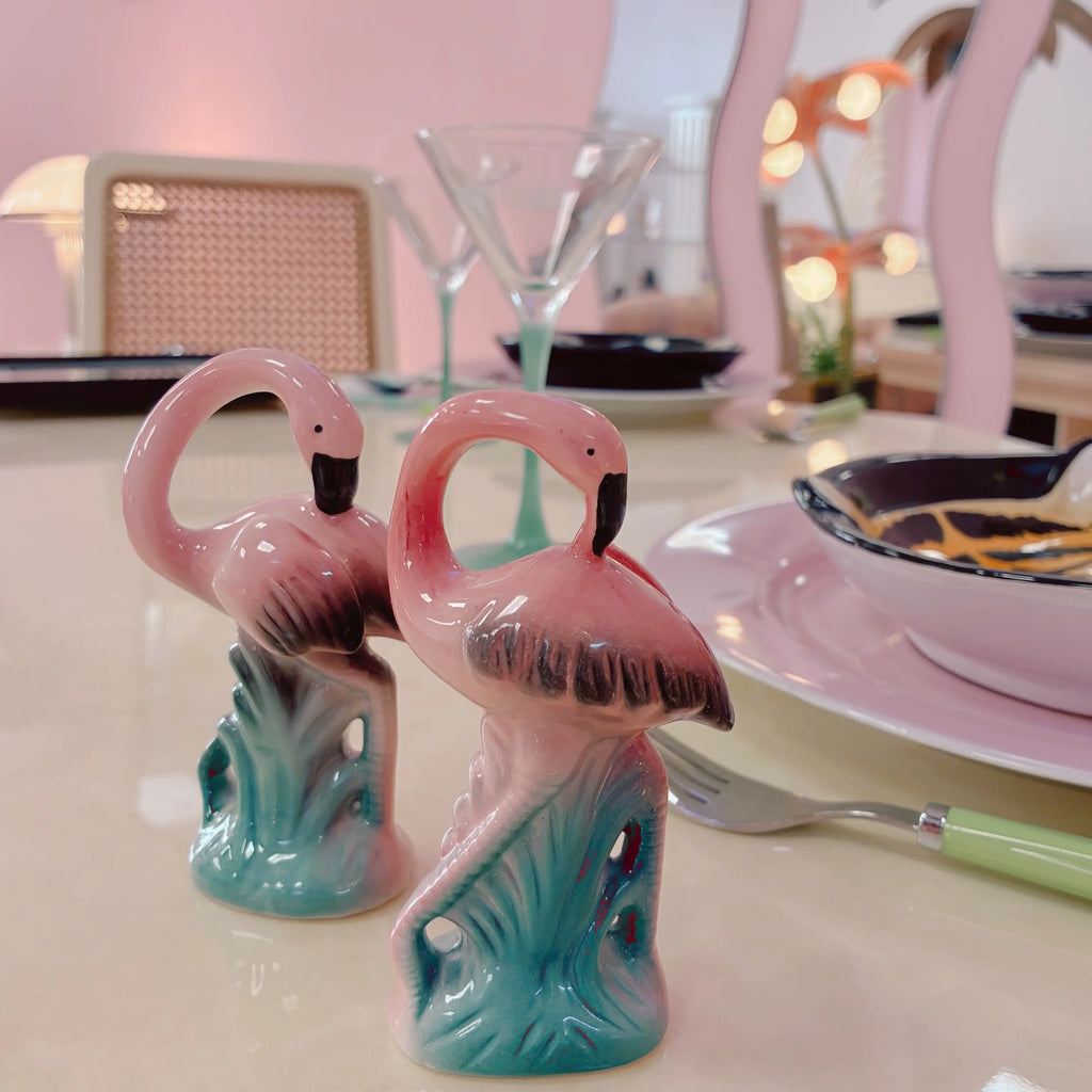 Salière et poivrière vintage flamants roses en céramique, Sarsaparilla Deco Designs, 1986