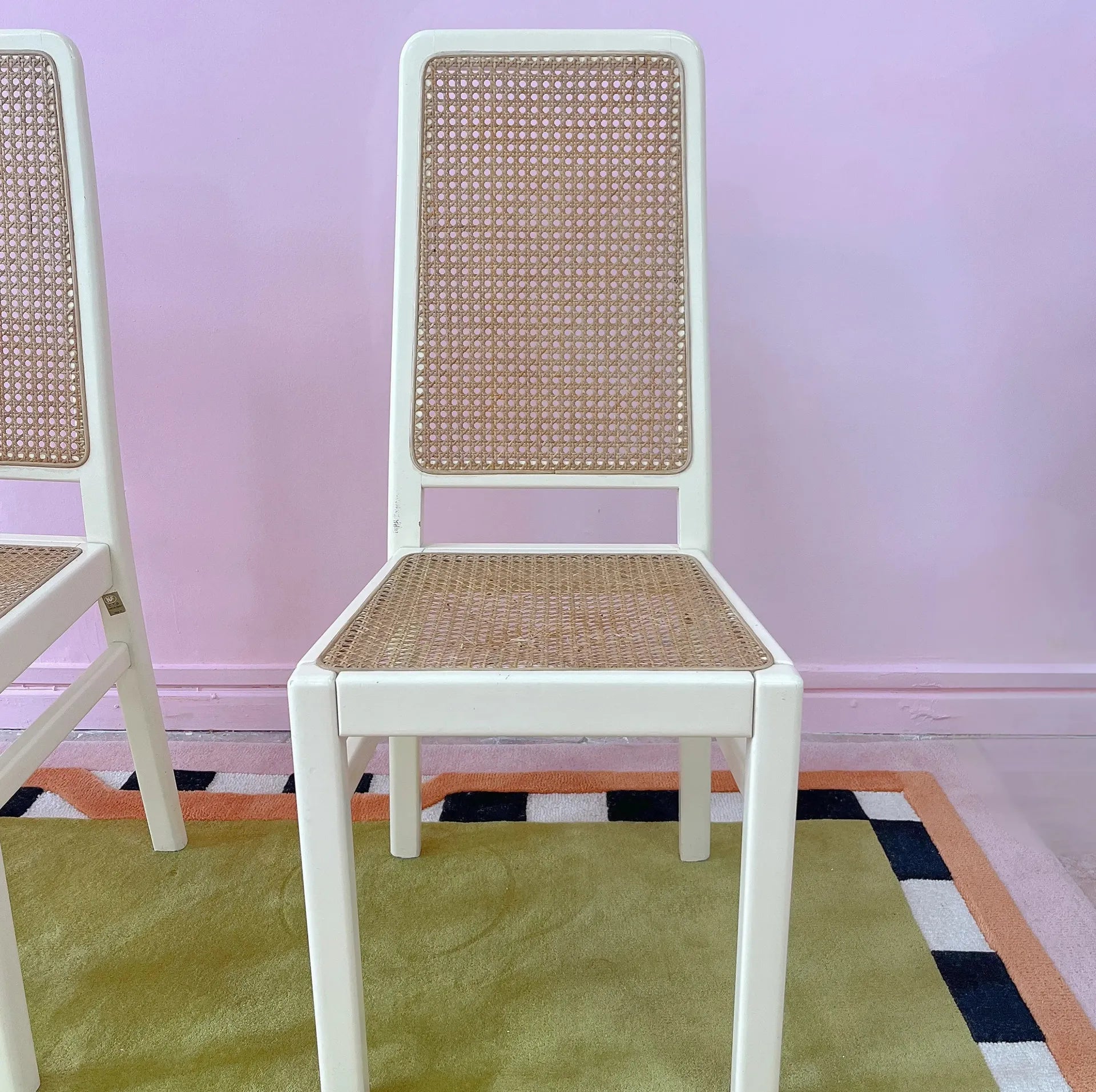 Chaises laquées ivoire et cannage, dans l'esprit Mario Sabot, années 70 - Club Barbara
