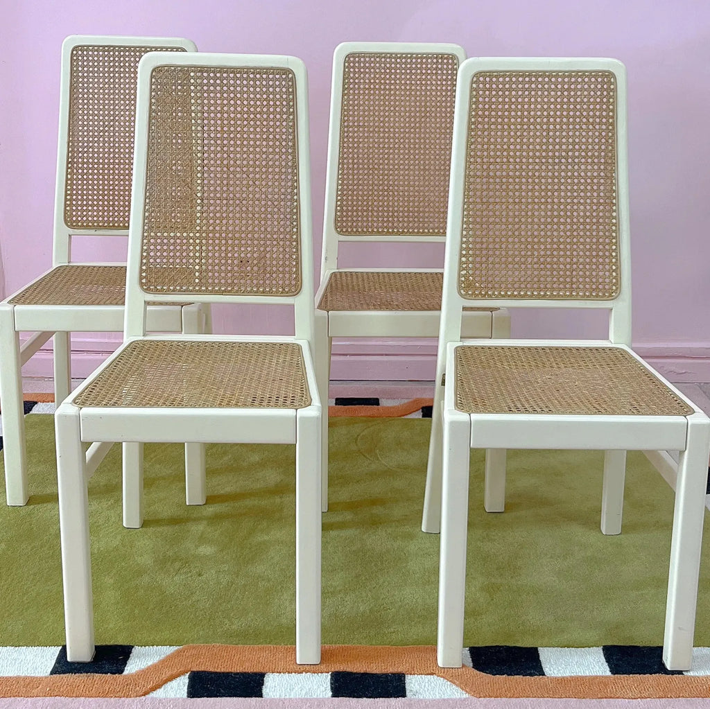 Chaises laquées ivoire et cannage, dans l'esprit Mario Sabot, années 70 - Club Barbara