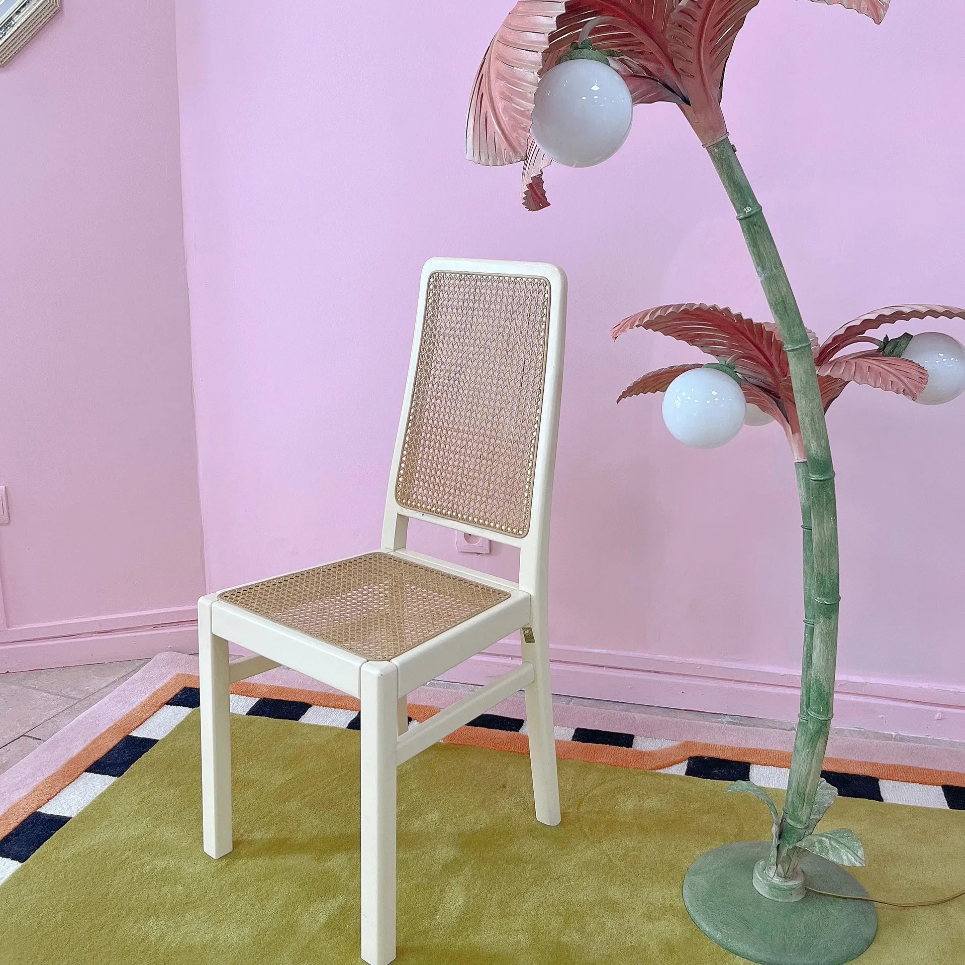 Chaises laquées ivoire et cannage, dans l'esprit Mario Sabot, années 70 - Club Barbara