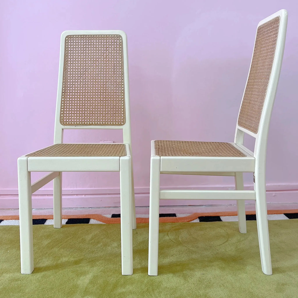 Chaises laquées ivoire et cannage, dans l'esprit Mario Sabot, années 70 - Club Barbara