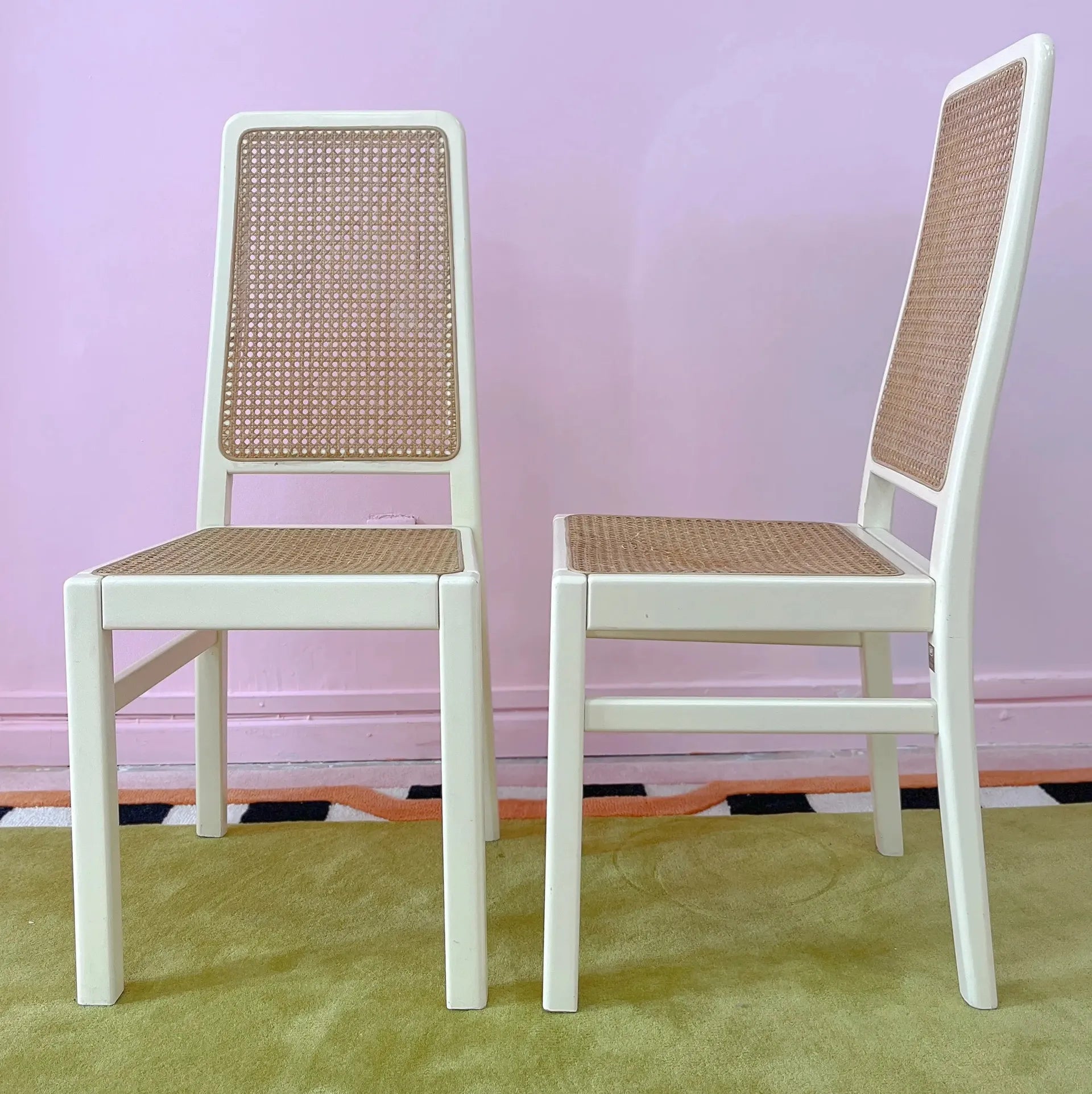 Chaises laquées ivoire et cannage, dans l'esprit Mario Sabot, années 70 - Club Barbara