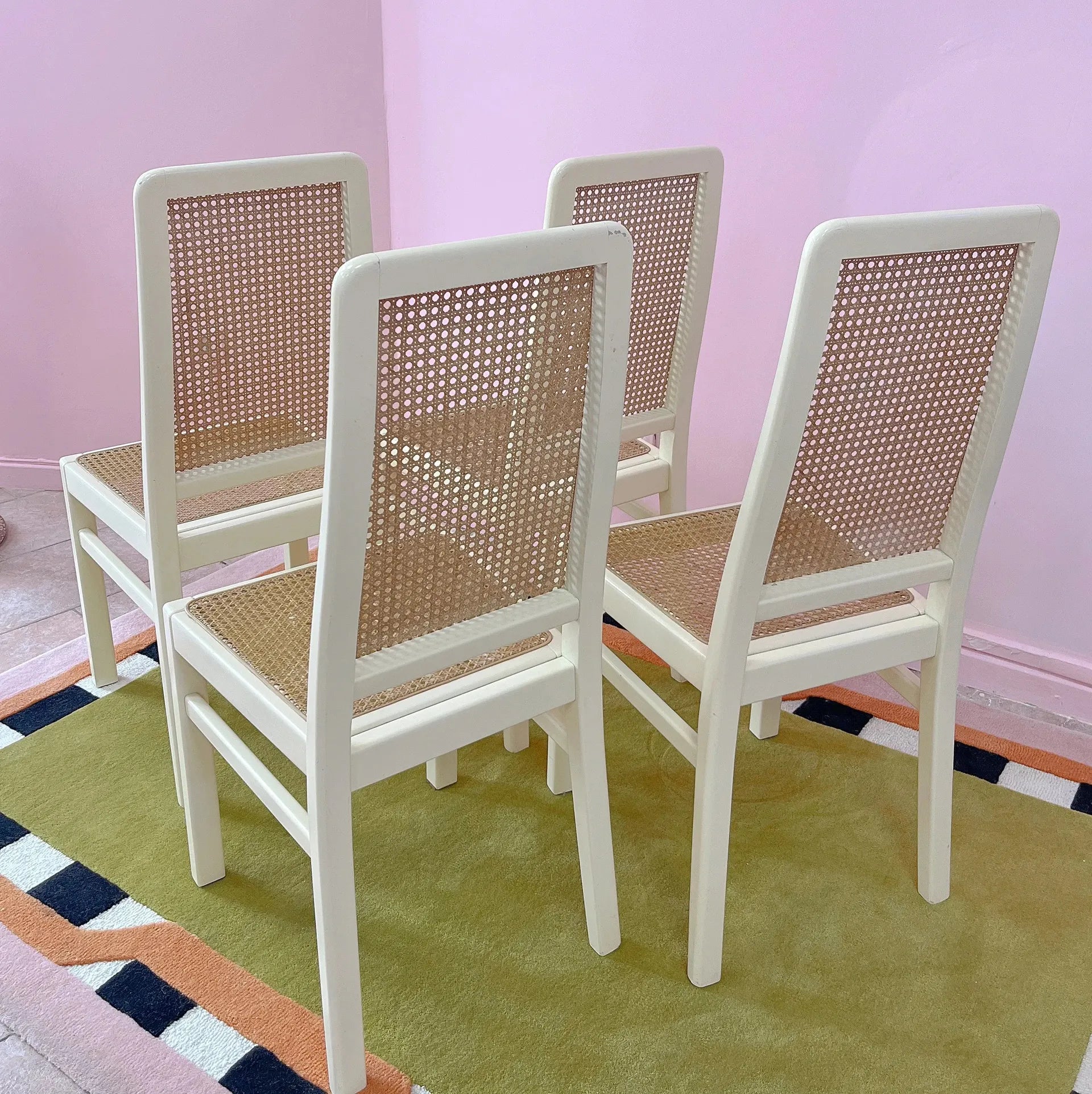 Chaises laquées ivoire et cannage, dans l'esprit Mario Sabot, années 70 - Club Barbara