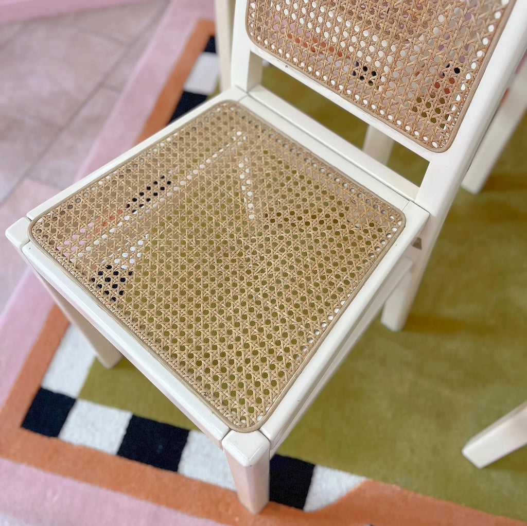 Chaises laquées ivoire et cannage, dans l'esprit Mario Sabot, années 70 - Club Barbara