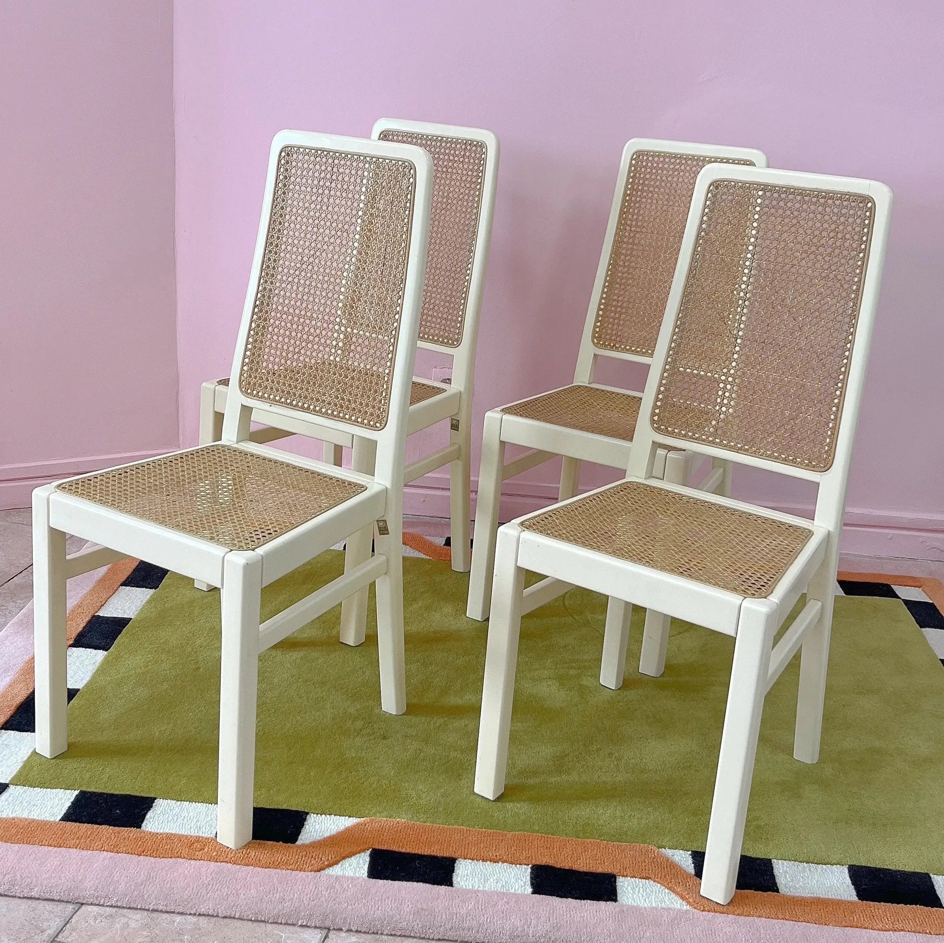 Chaises laquées ivoire et cannage, dans l'esprit Mario Sabot, années 70 - Club Barbara