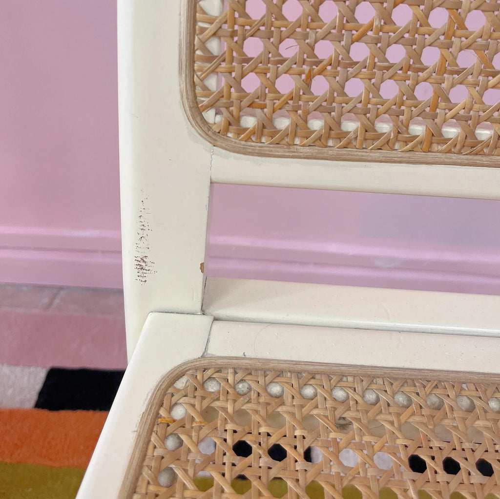Chaises laquées ivoire et cannage, dans l'esprit Mario Sabot, années 70 - Club Barbara