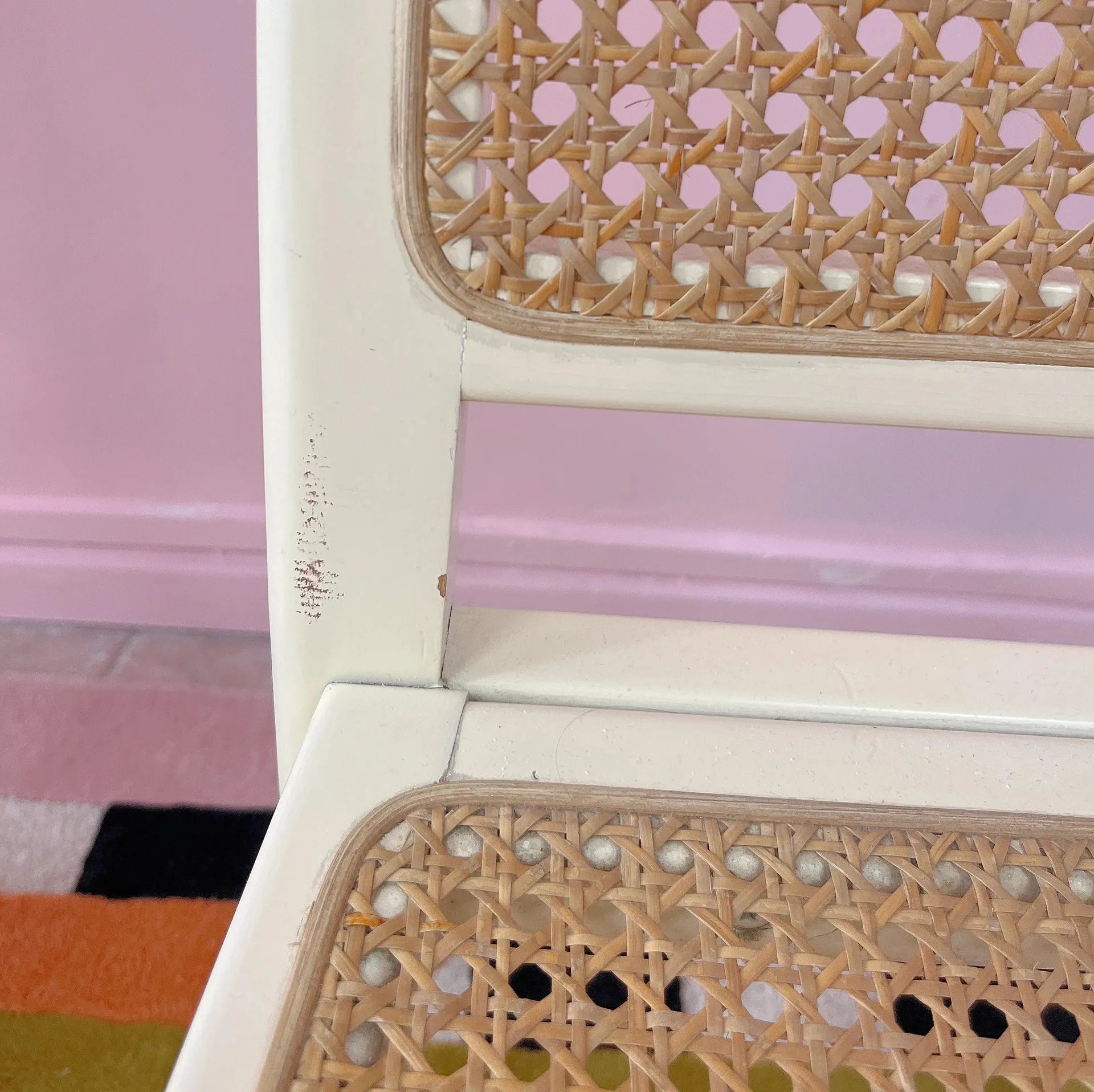 Chaises laquées ivoire et cannage, dans l'esprit Mario Sabot, années 70 - Club Barbara