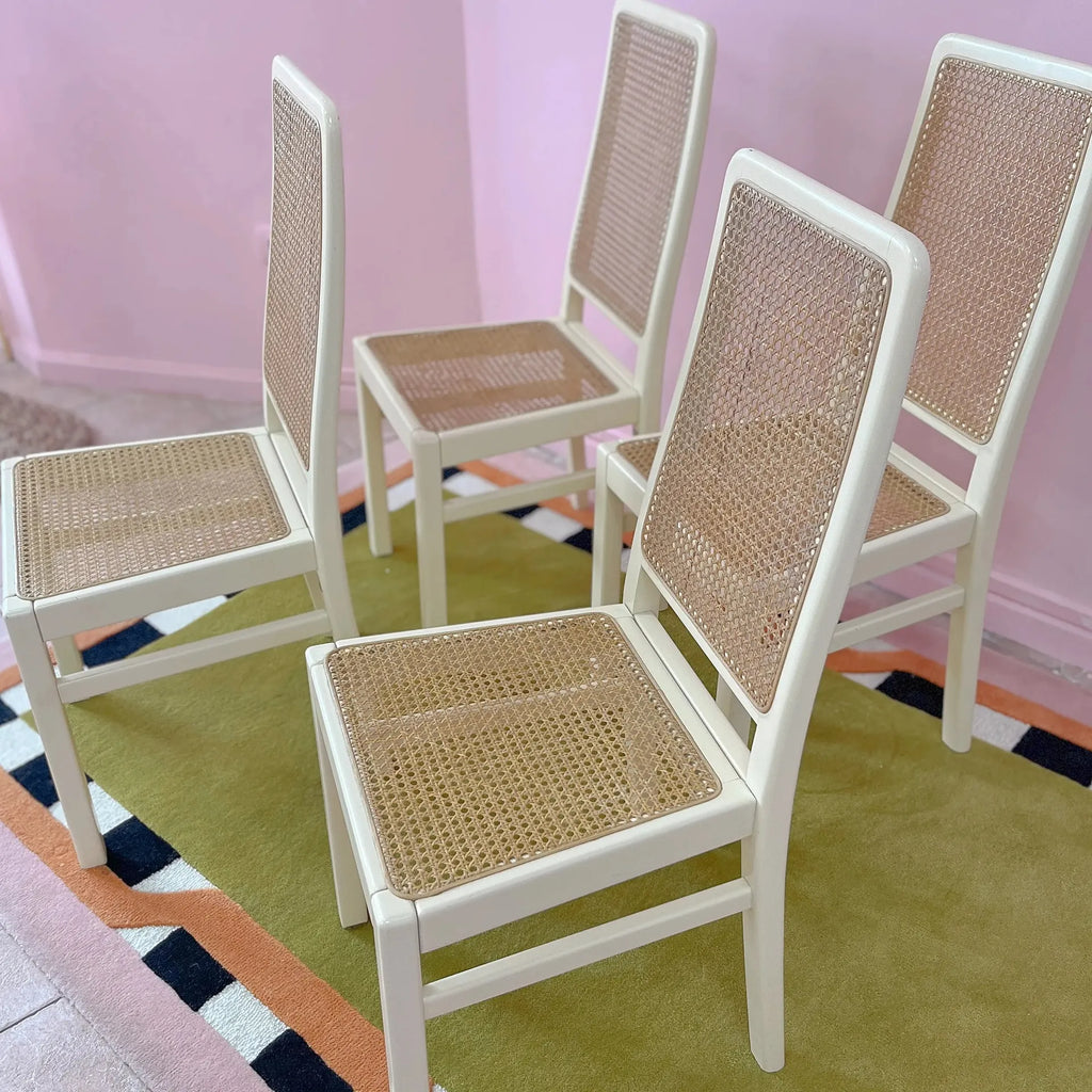 Chaises laquées ivoire et cannage, dans l'esprit Mario Sabot, années 70 - Club Barbara