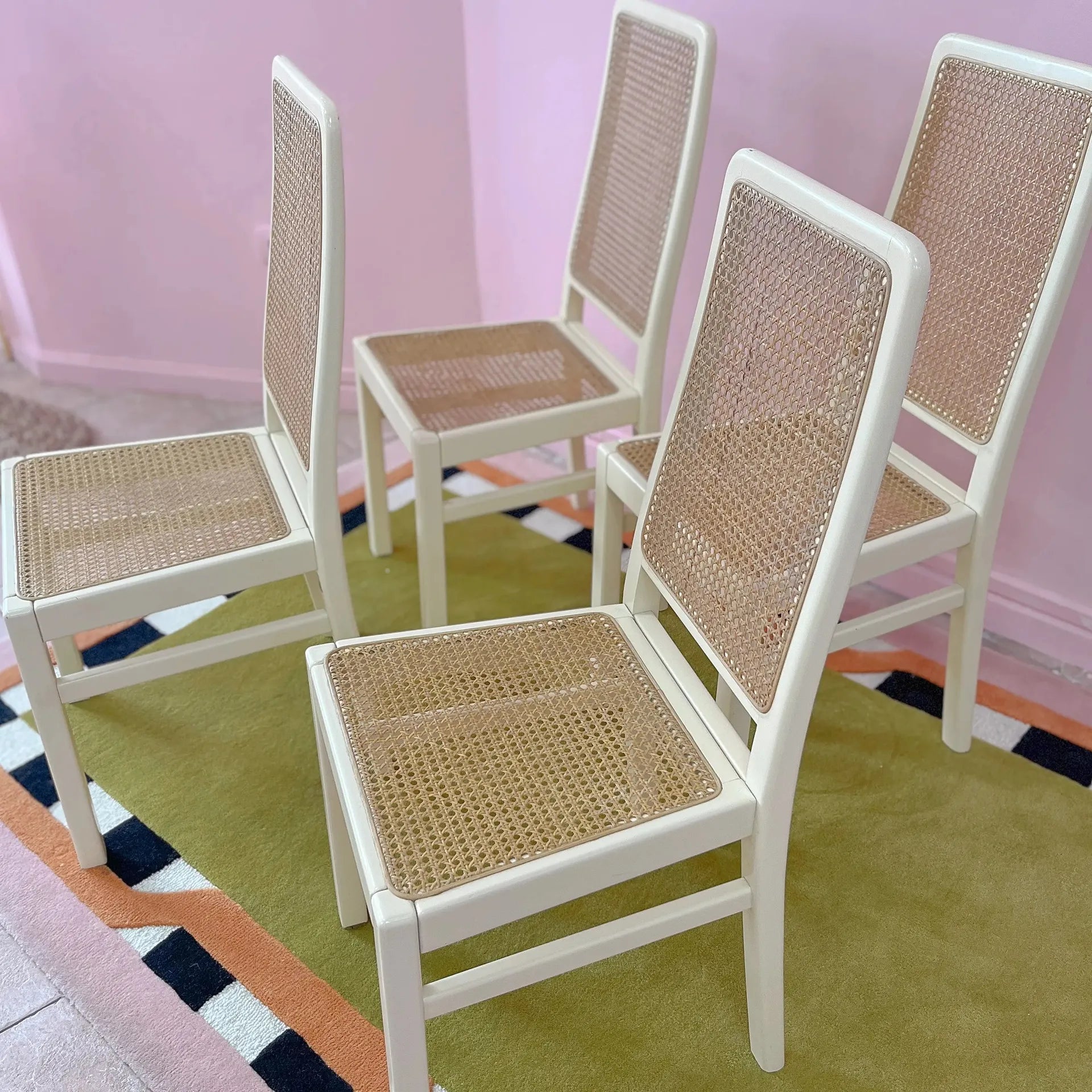 Chaises laquées ivoire et cannage, dans l'esprit Mario Sabot, années 70 - Club Barbara
