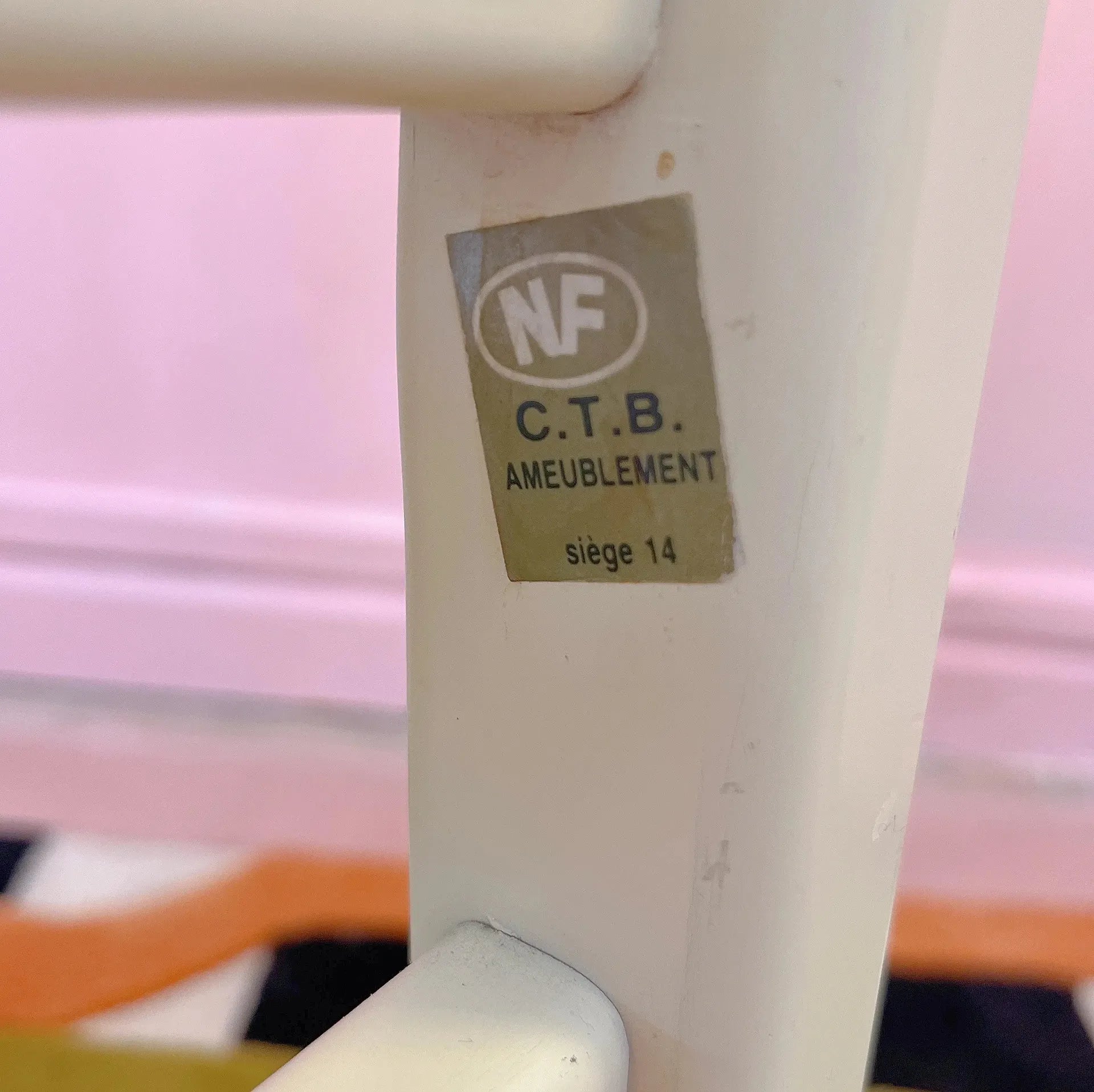 Chaises laquées ivoire et cannage, dans l'esprit Mario Sabot, années 70 - Club Barbara