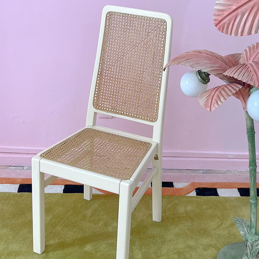 Chaises vintage laque ivoire cannage, Club Barbara
