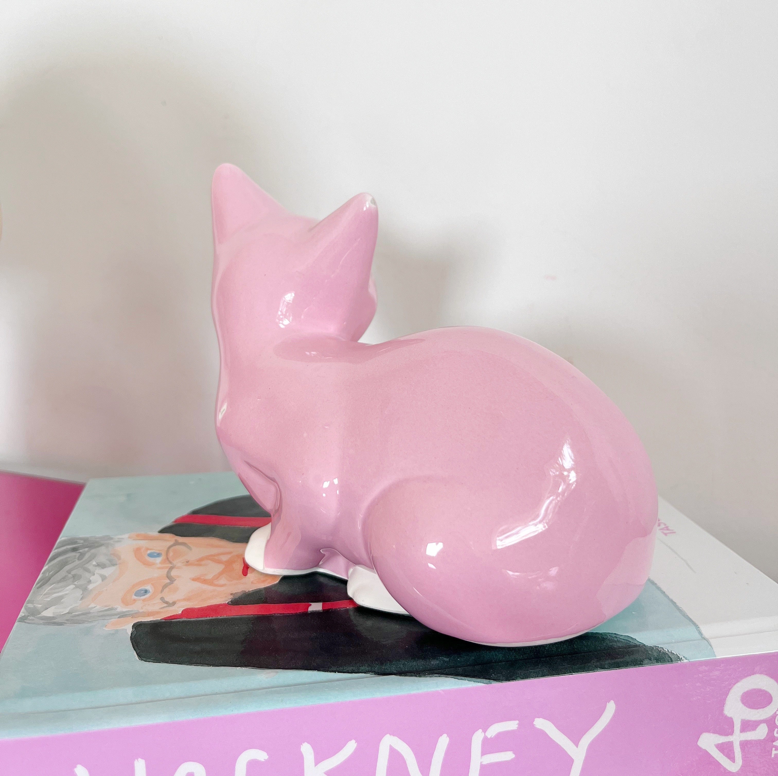 Chat en céramique rose pastel